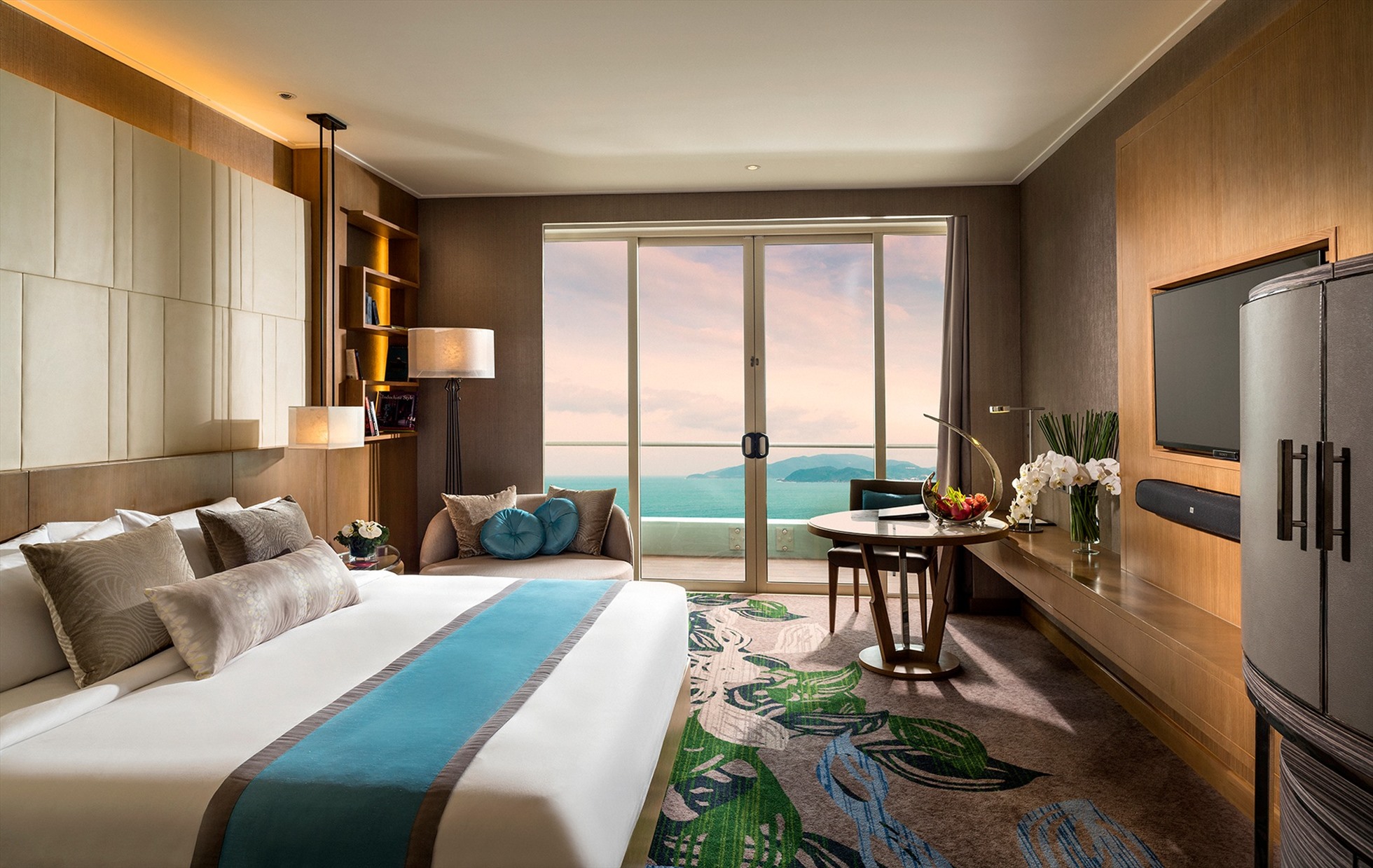 Phòng ngủ sang trọng với view biển ôm trọn vịnh Nha Trang Ảnh: InterContinental Nha Trang