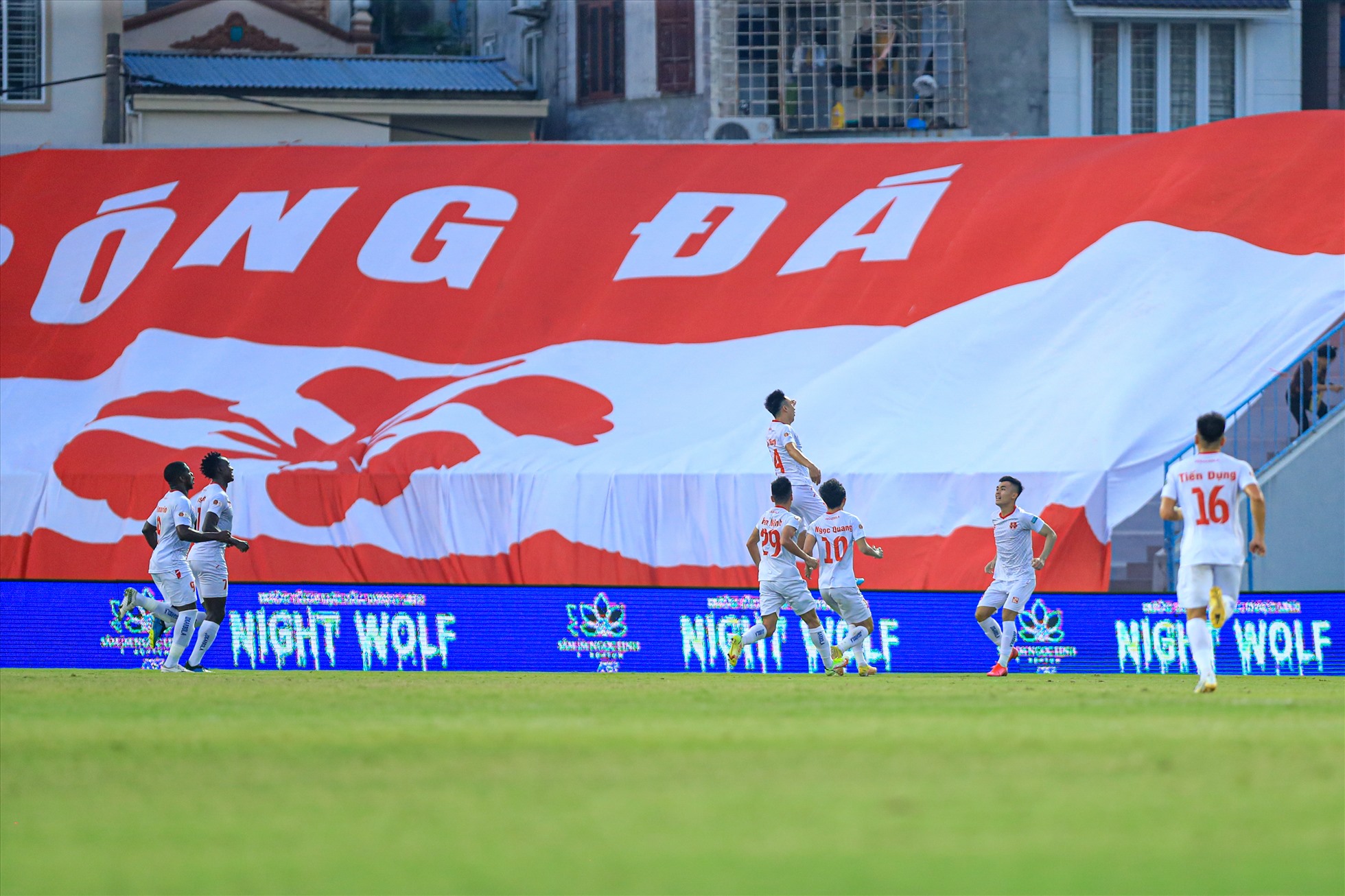 Câu lạc bộ Hải Phòng bất ngờ có được bàn mở tỉ số sau sai lầm của Bùi Hoàng Việt Anh ở phút 17.