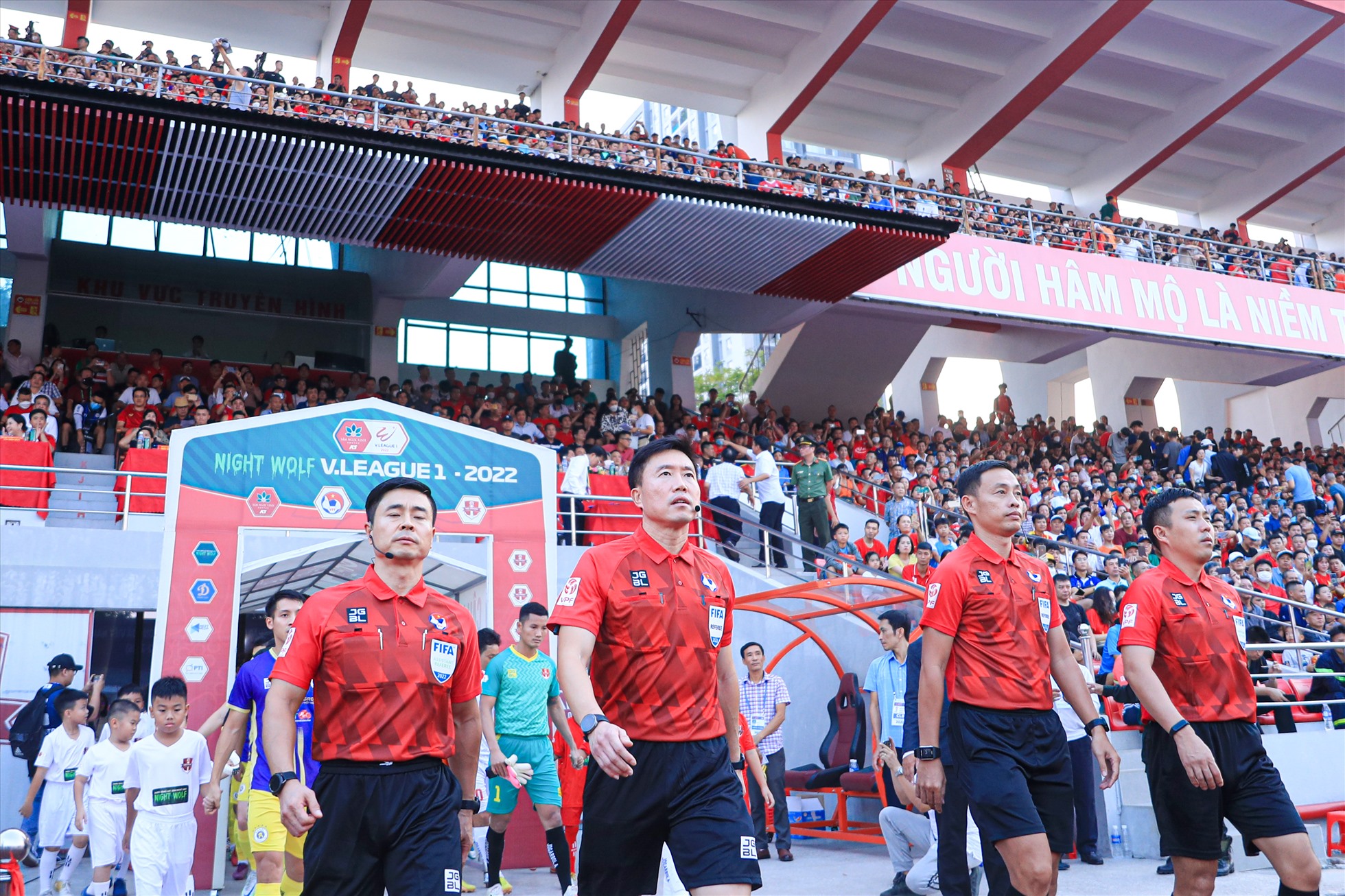 Trận đấu giữa câu lạc bộ Hải Phòng và Hà Nội diễn ra lúc 17h00 hôm nay (23.10) trên sân Lạch Tray có tính chất quyết định đến ngôi vô địch V.League 2022. Ban tổ chức đã phải sử dụng tổ trọng tài đến từ Hàn Quốc để điều khiển trận đấu này.