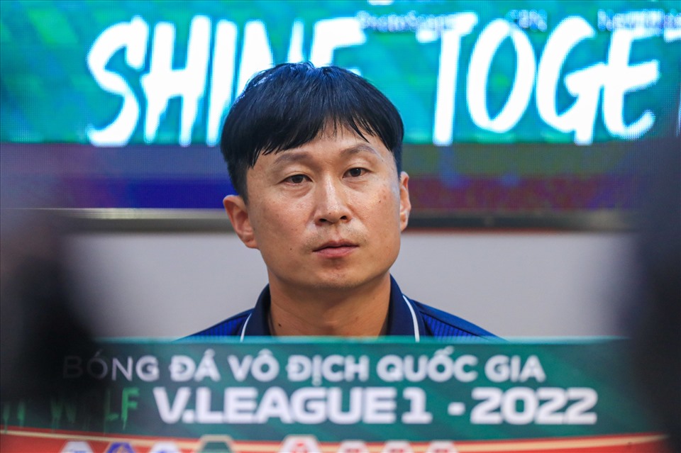 Huấn luyện viên Chun Jae Ho nói về thất bại của Hà Nội trước Hải Phòng. Ảnh: Minh Dân