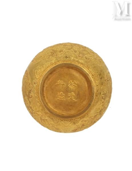 Giới sưu tập, buôn bán cổ vật trong nước không mặn mà lắm với cái bát bằng vàng thời Khải Định. Ảnh từ tran Millon