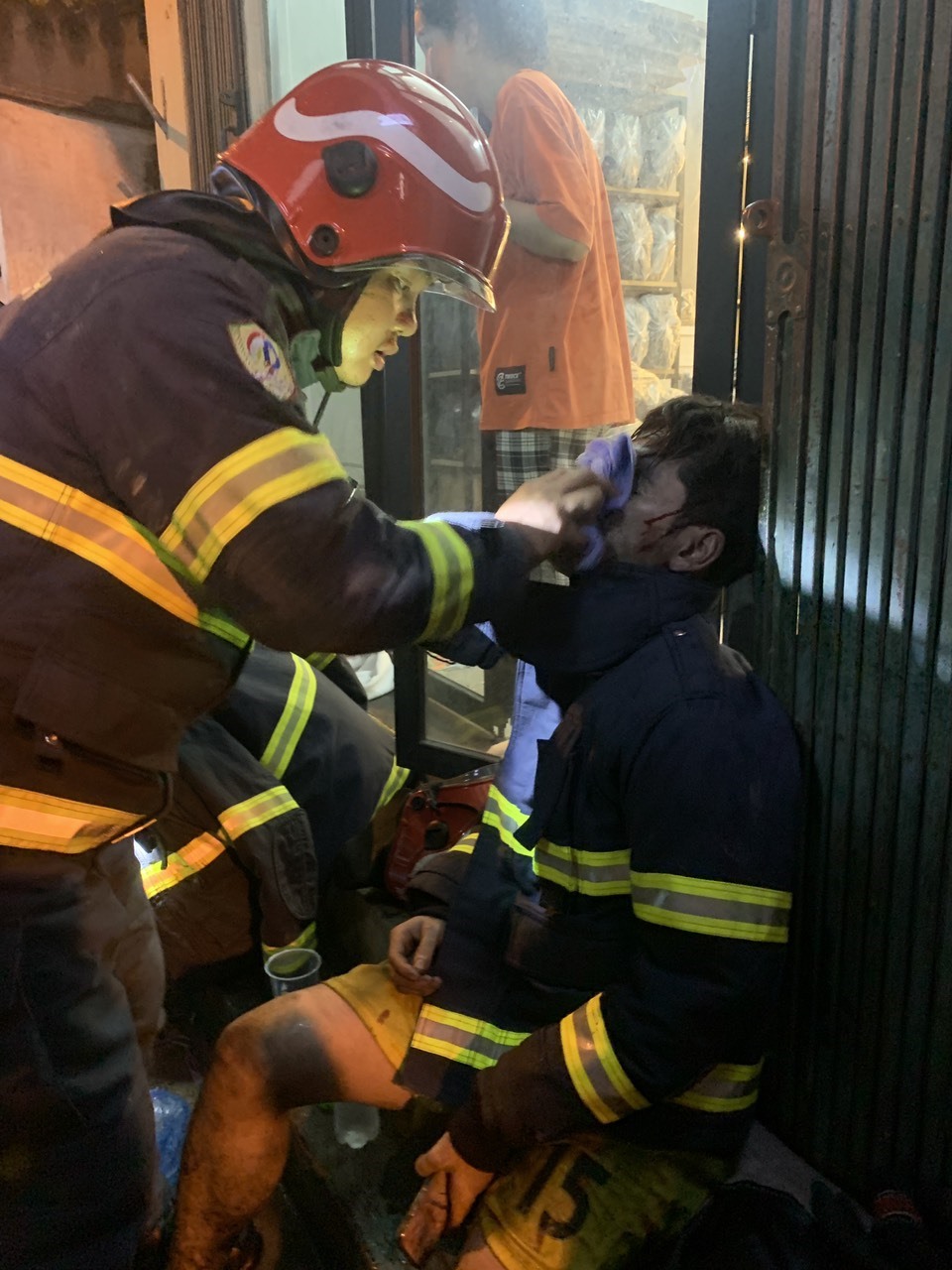 Lính cứu hoả sau khi dập tắt đám cháy, cứu người. Ảnh: H.Dũng