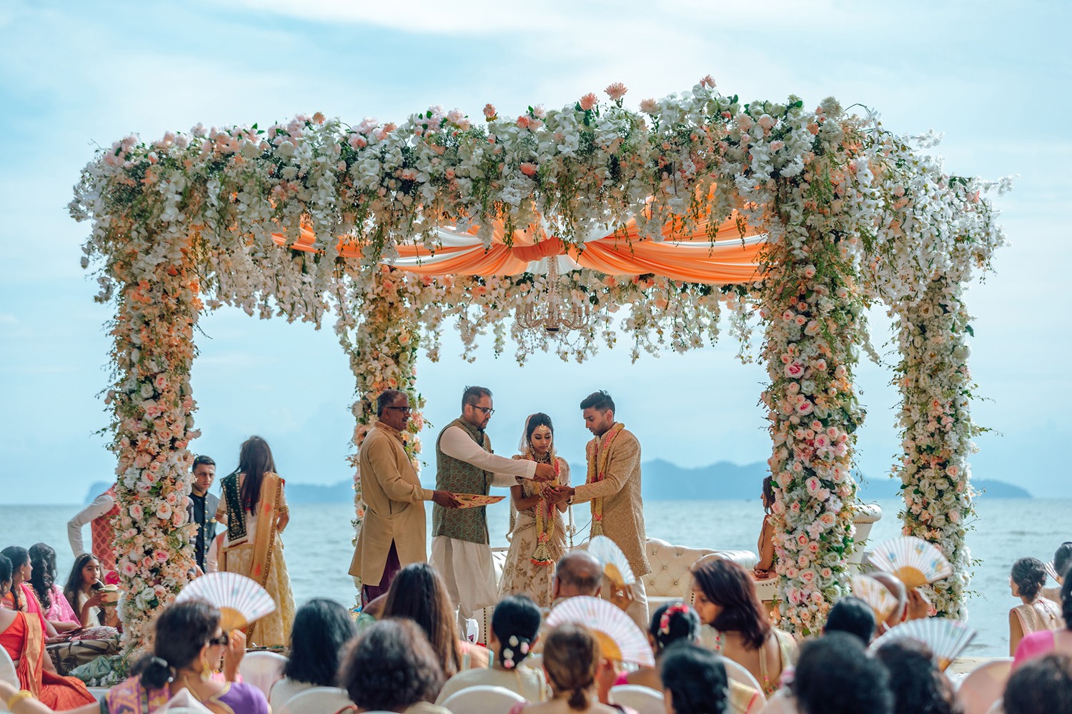 Có khoảng 150 cặp đôi Ấn đến Thái Lan tổ chức hôn lễ mỗi năm. Ảnh: Phuket