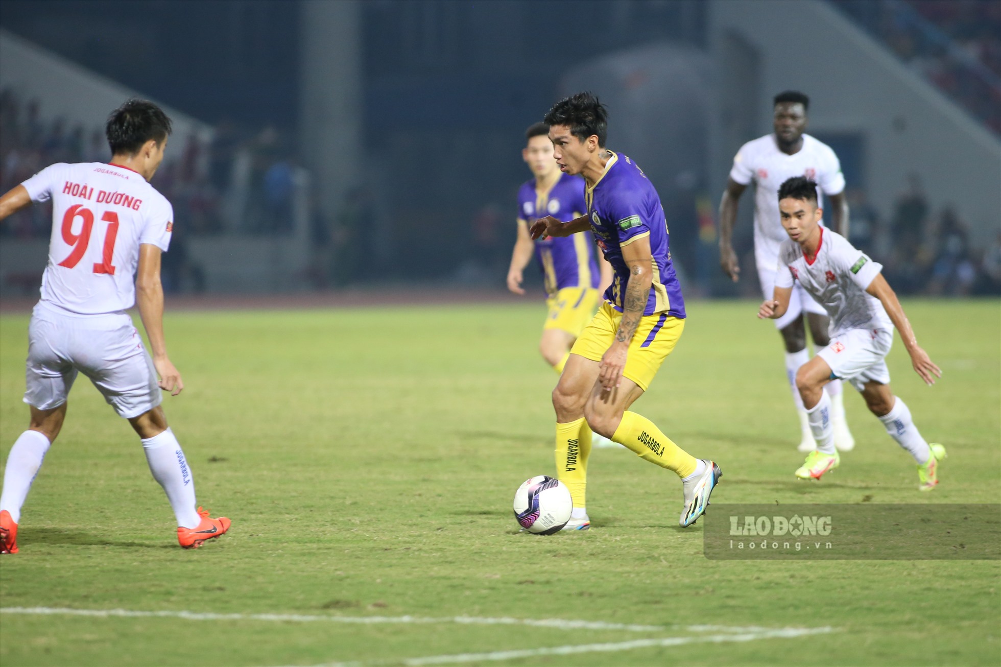 Sau 90 phút thi đấu, Hà Nội FC để thua Hải Phòng với tỷ số 2-3. Trận thua này khiến đội bóng Thủ đô chỉ còn cách chính đối thủ 2 điểm nhưng thi đấu ít hơn 1 trận.