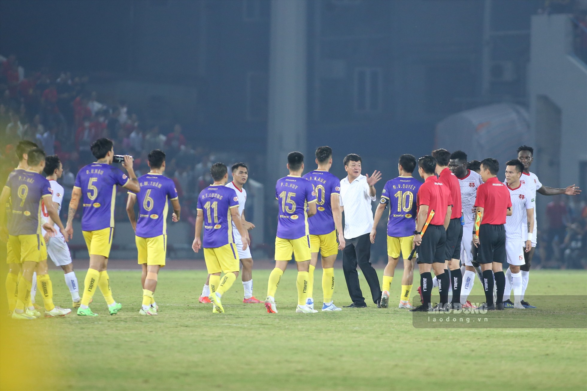 Ngay sau khi trận đấu kết thúc, Văn Hậu cùng các đồng đội đã ra bắt tay các cầu thủ Hải Phòng và tổ trọng tài điều hành trận đấu đến từ Hàn Quốc.