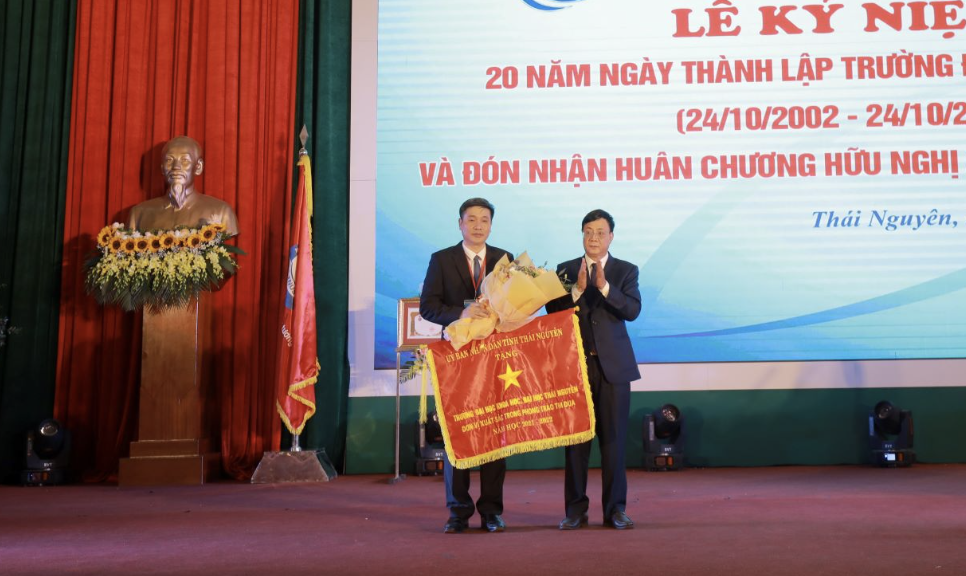 Phó Chủ tịch thường trực UBND tỉnh Thái Nguyên tặng Cờ thi đua của UBND tỉnh Thái Nguyên cho Trường Đại học Khoa học
