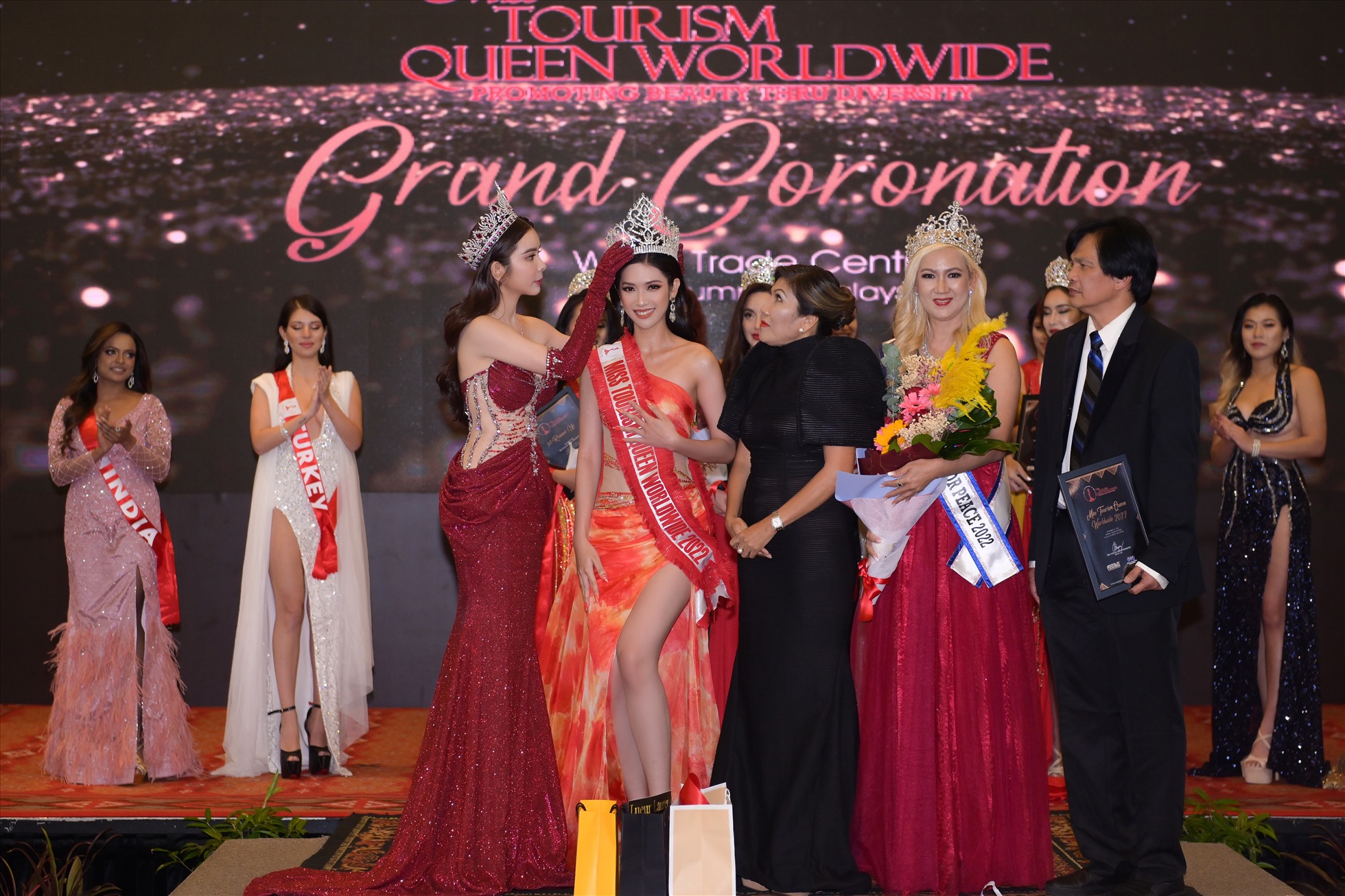 Trong suốt 2 năm kể từ Miss Tourism Vietnam 2020, Bình An vẫn luôn không ngừng trau dồi kỹ năng catwalk, trình diễn cũng như học vấn của bản thân. Bên cạnh đó, niềm đam mê nghệ thuật của nàng hậu chưa bao giờ hạ nhiệt, người đẹp gốc Kiên Giang hoạt động sôi nổi trong lĩnh vực thời trang, người mẫu. Cô nàng từng xuất hiện trong hàng loạt các show diễn lớn nhỏ khác nhau và để lại dấu ấn sâu sắc trong lòng người hâm mộ. Ảnh: NSCC.