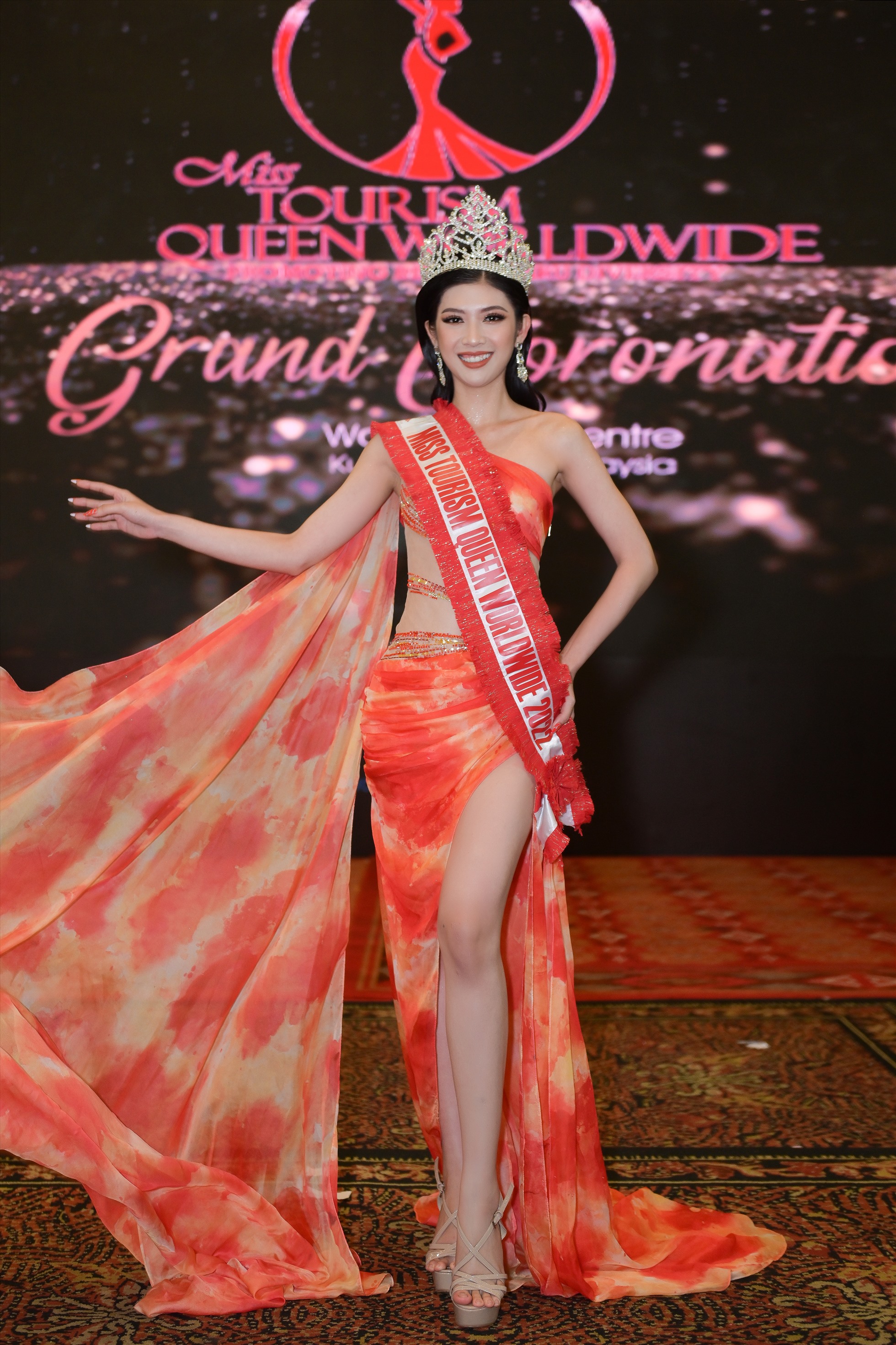 Cuối cùng, mỹ nhân 9X đạt được ngôi vị cao nhất chung cuộc Hoa hậu Du lịch Thế giới - Miss Tourism Queen Worldwide 2022.