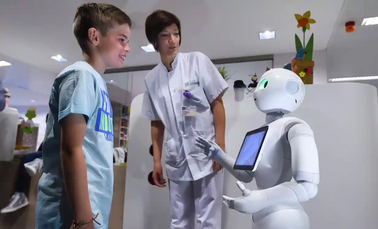 Robot hỗ trợ y bác sĩ trong bệnh viện ở Nhật Bản. Ảnh: AFP