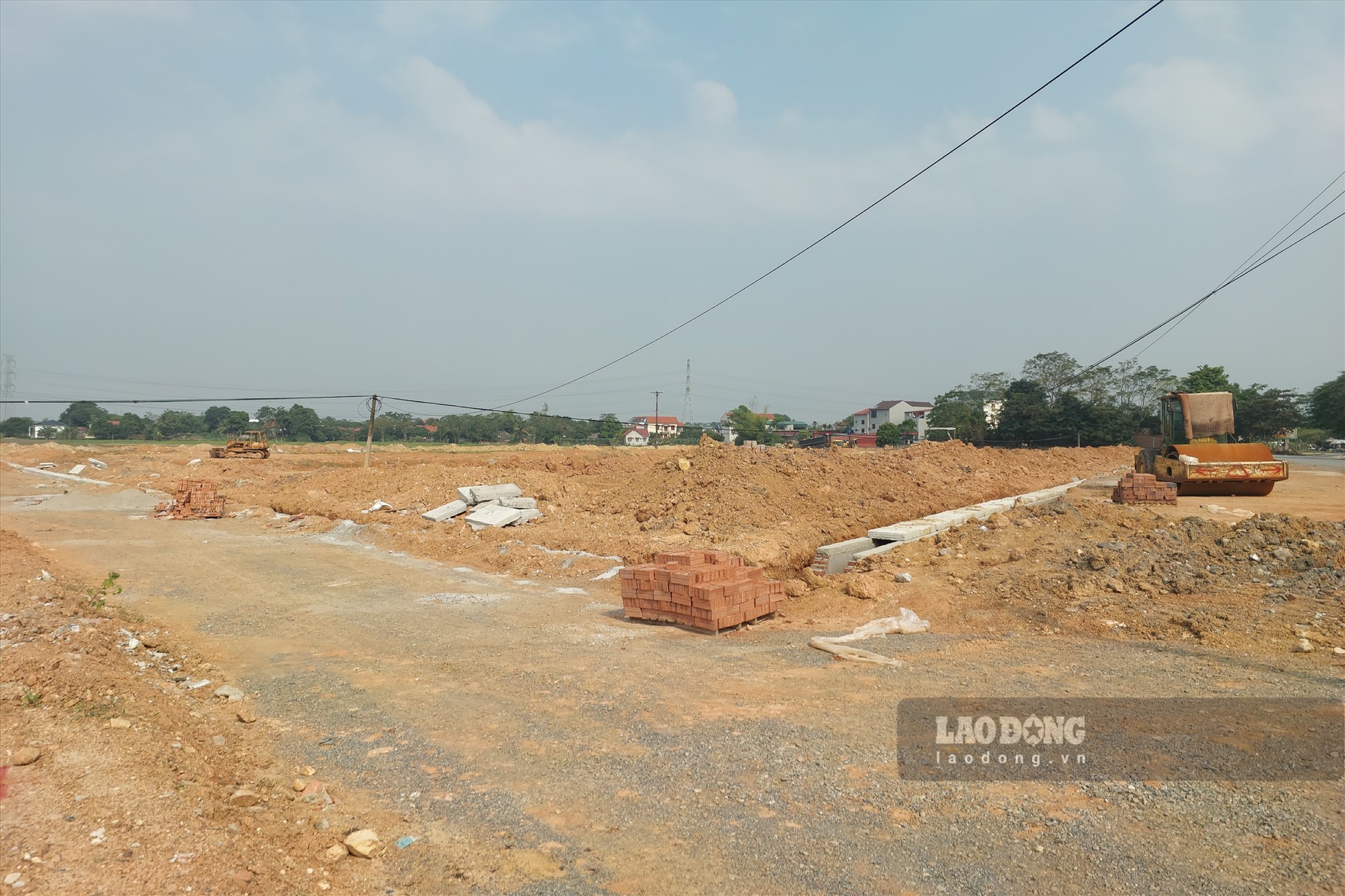 Liên quan đến vụ hủy kết quả đấu giá quyền sử dụng đất 52 ô đất tại huyện Tam Nông, ngày 24.10, PV Báo Lao Động có mặt tại khu đất đấu giá tại xã Lam Sơn, nơi có 48 trên tổng số 52 ô đất đấu giá bị hủy kết quả vừa qua.