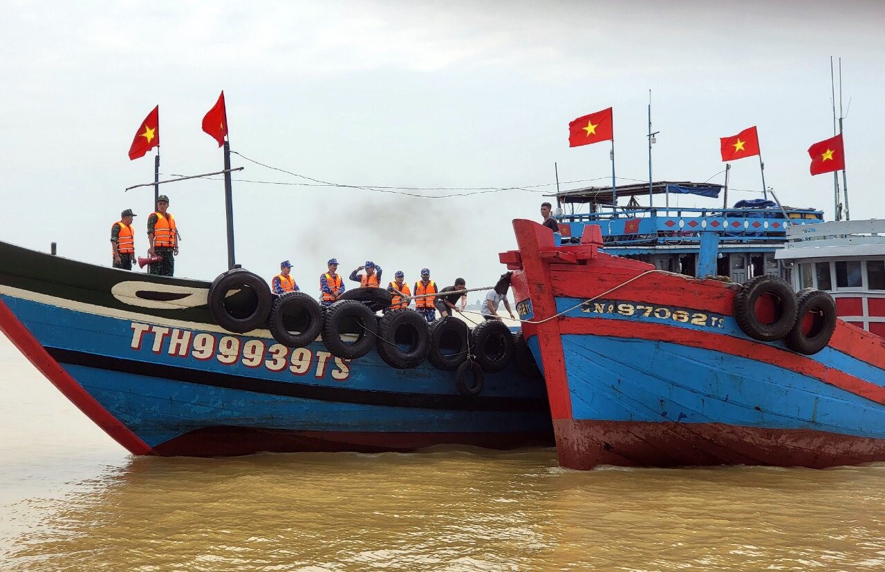 Tàu QNg-97062 được lai dắt, neo đậu an toàn tại cảng Thuận An.