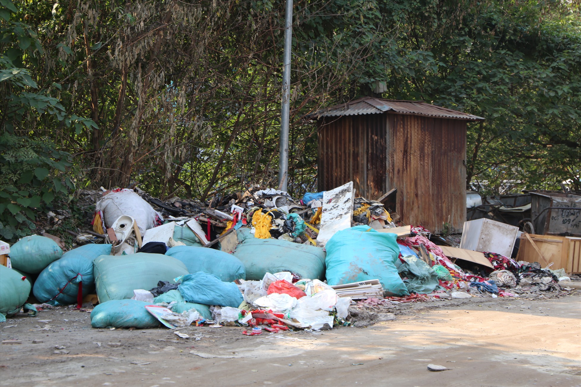 Tuy đã có biển cấm đổ rác nhưng rác thải sinh hoạt, rác thải xây dựng vẫn bị đổ tràn lan gây nguy hiểm cho việc di chuyển của người dân.