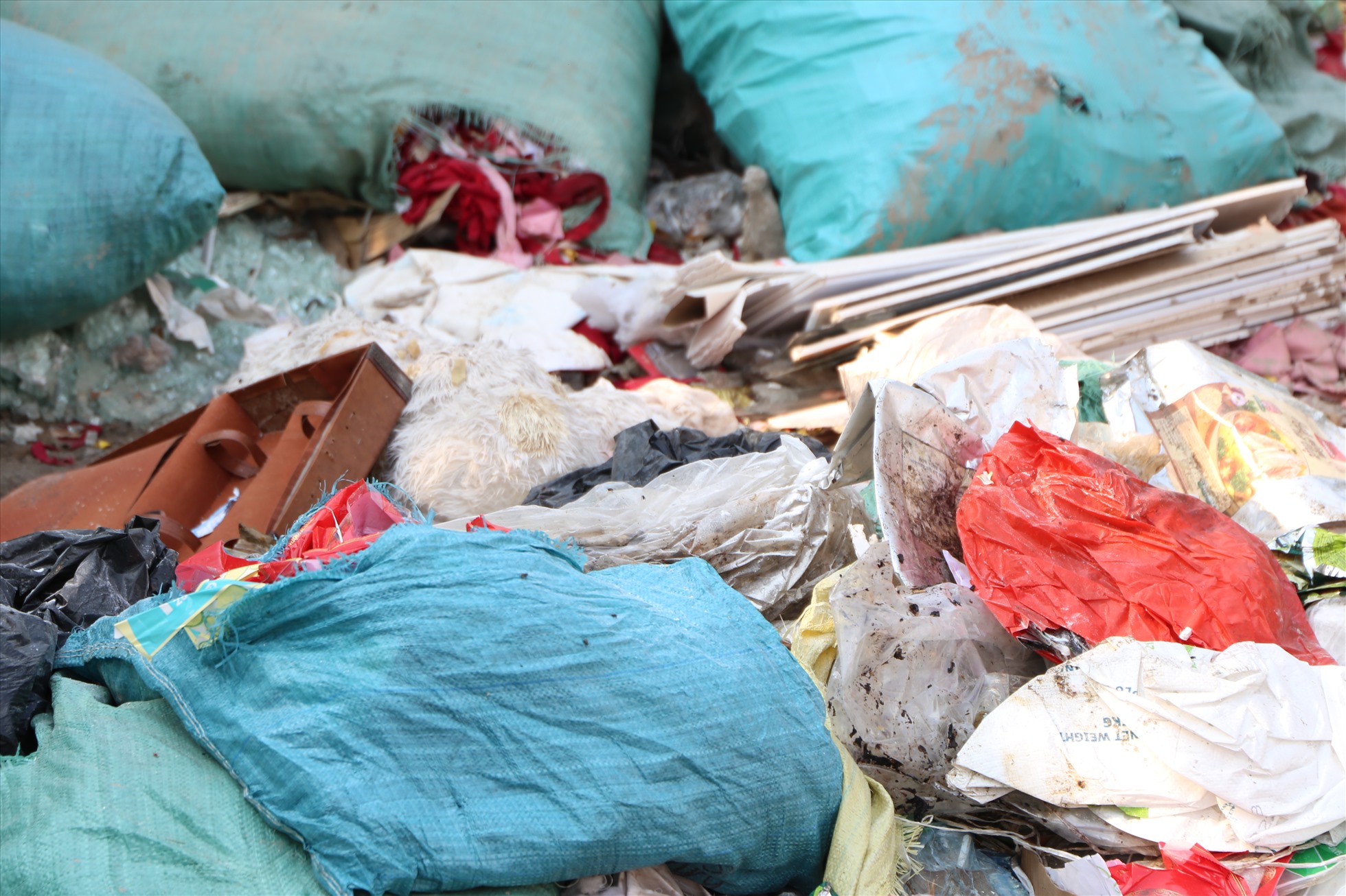 Tuy đã có biển cấm đổ rác nhưng rác thải sinh hoạt, rác thải xây dựng vẫn bị đổ tràn lan gây nguy hiểm cho việc di chuyển của người dân.