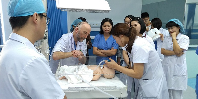 Chuyên gia quốc tế đang trực tiếp đào tạo trong khuôn khổ chương trình Hồi sức sơ sinh tại phòng sinh do Newborns Vietnam và BIM Group đồng hành tổ chức