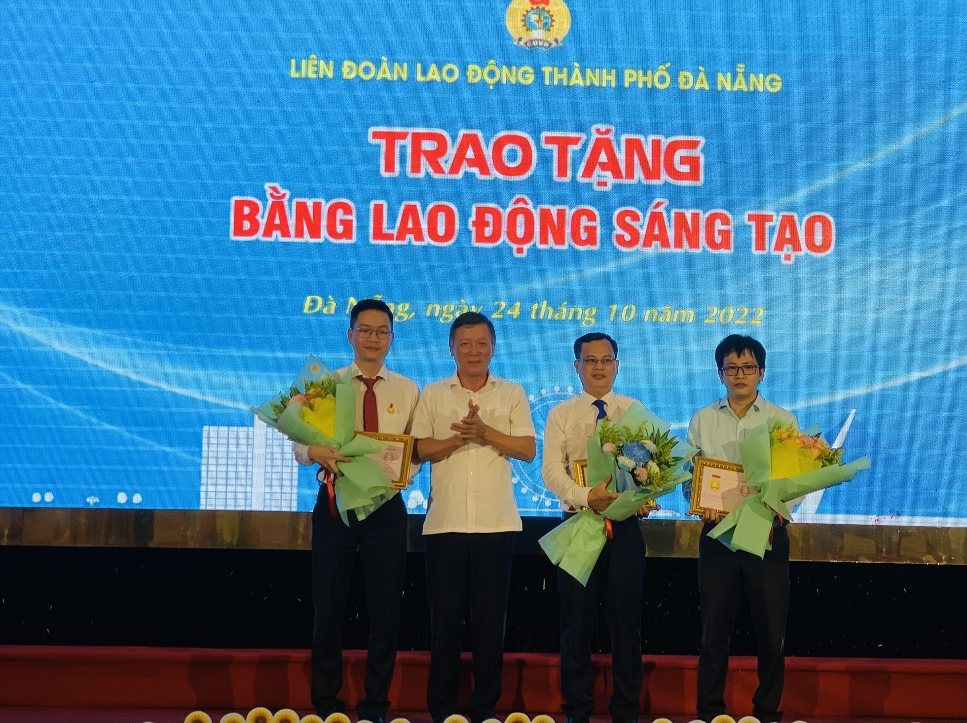 LĐLĐ thành phố Đà Nẵng trao bằng Lao động sáng tạo của Tổng Liên đoàn cho 3 cá nhân. Ảnh: H.V.M