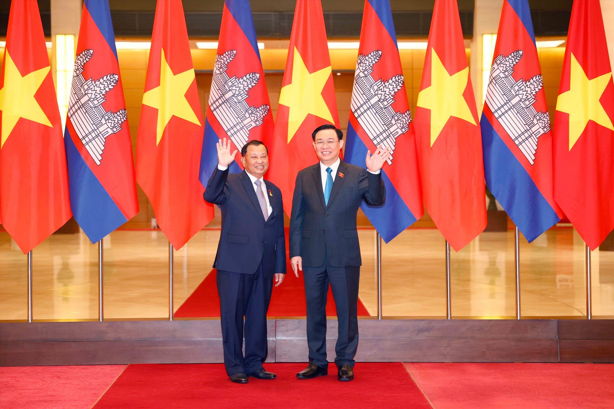 Tình hữu nghị Việt Nam-Campuchia là đề tài được đánh giá rất cao trong địa chính trị và ngoại giao. Hai nước đã có nhiều chuyến thăm chính thức cùng nhau nhằm thắt chặt tình đoàn kết. Hãy xem hình ảnh về những sự kiện gắn kết và tình hữu nghị giữa hai nước.