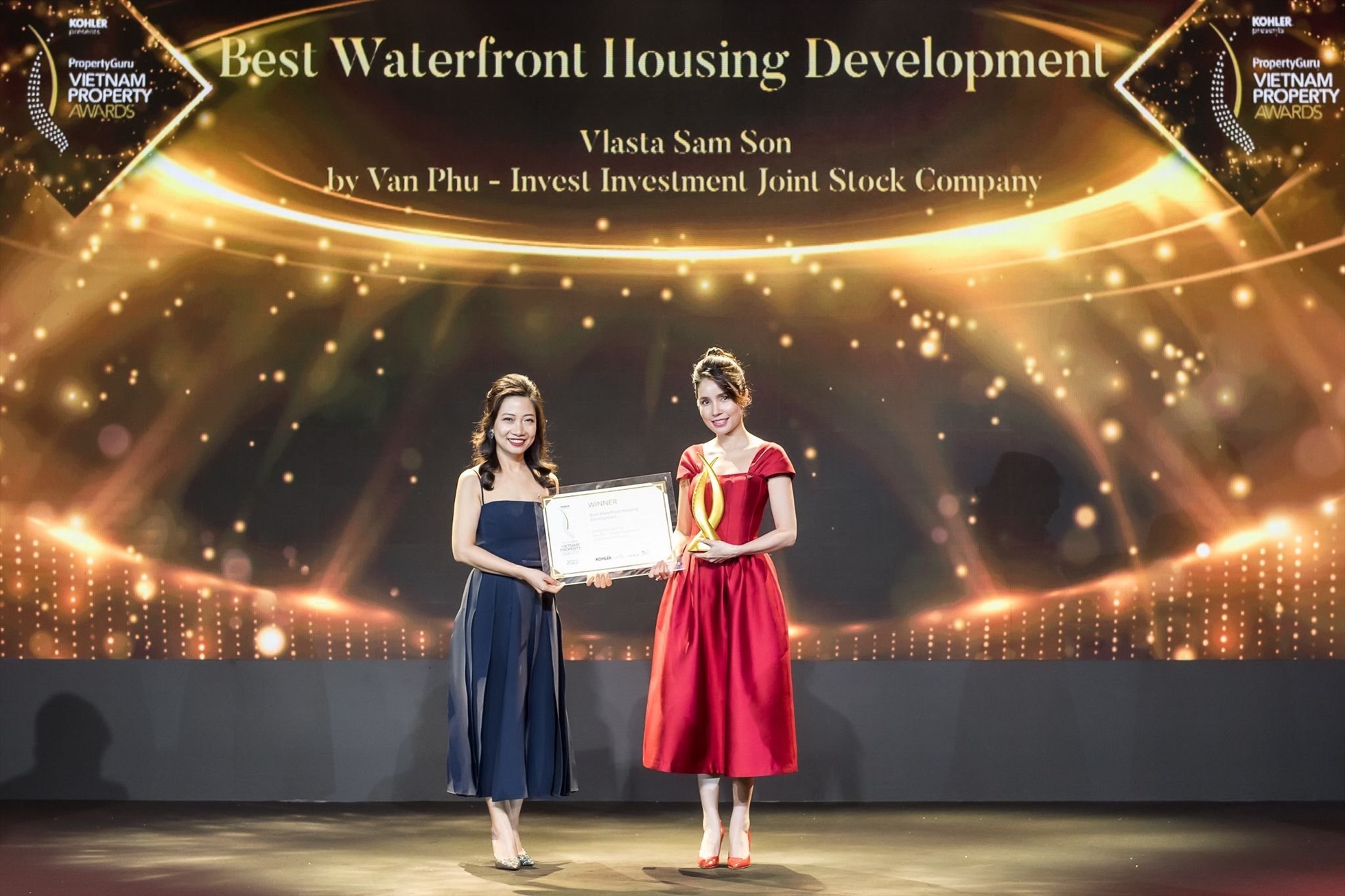 Đại diện Văn Phú – Invest nhận giải thưởng Best Waterfront Housing Development