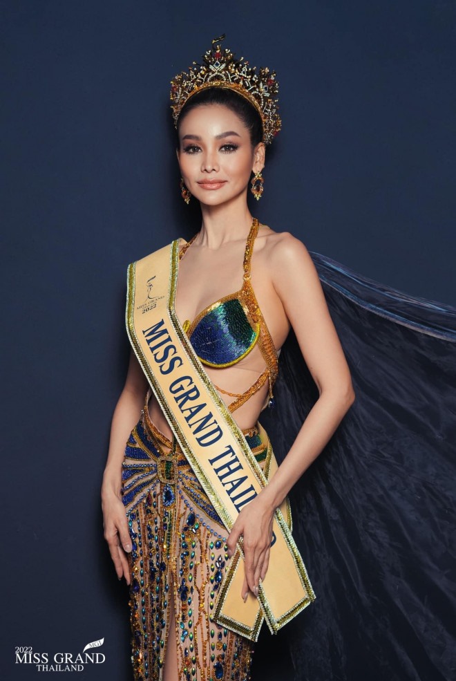 Hoa hậu Engfa Waraha - người Thái Lan  thu hút truyền thông không kém Đoàn Thiên Ân. Cô 27 tuổi, cao 1,71 mét, là ca sĩ ở quê nhà. Người đẹp sở hữu lượng fan đông và được đánh giá cao qua các vòng thi.