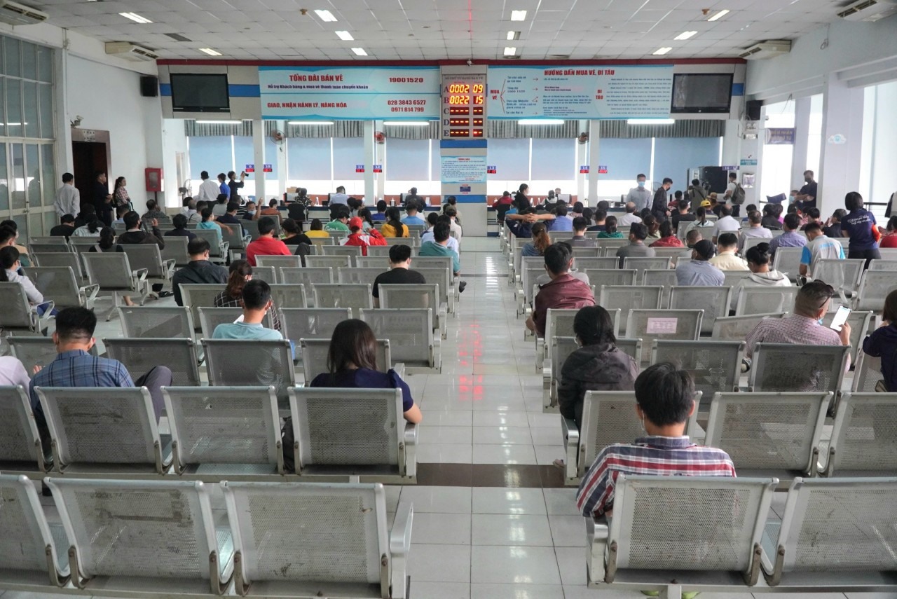 Theo ghi nhận, dù 8h mới mở bán vé tàu Tết nhưng từ 7h đã có hàng trăm người đến ga Sài Gòn lấy số thứ tự chờ mua vé.