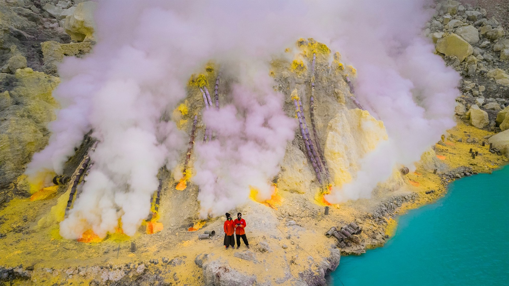 Kawah Ijen cao 2.799m so với mặt nước biển, nằm cách thị trấn Banyuwangi 26km về phía Tây Bắc, là một trong số 76 ngọn núi lửa vẫn đang hoạt động ở Indonesia.