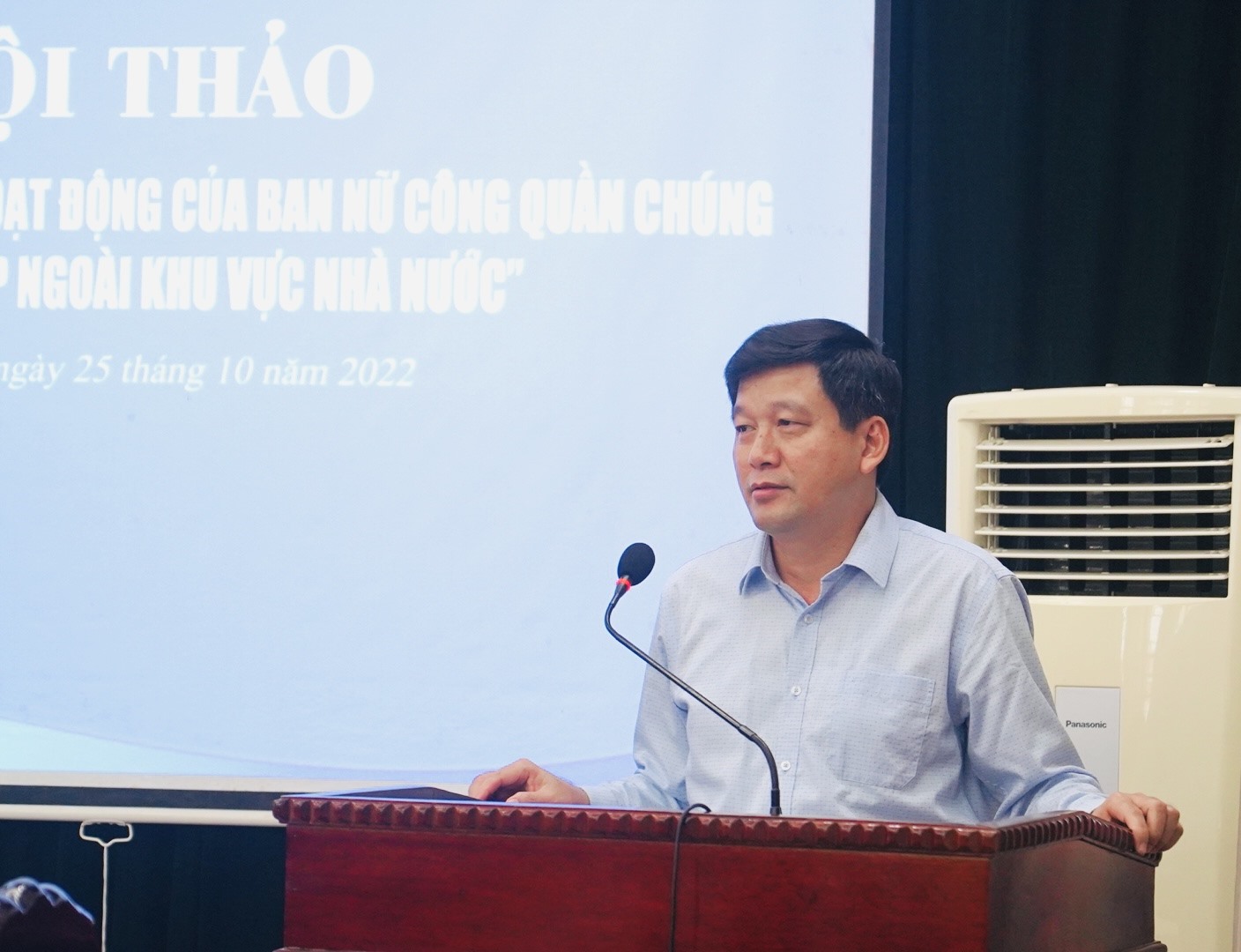 Đồng chí Kha Văn Tám, Chủ tịch Liên đoàn Lao động tỉnh phát biểu tại hội thảo. Ảnh: Quỳnh Trang