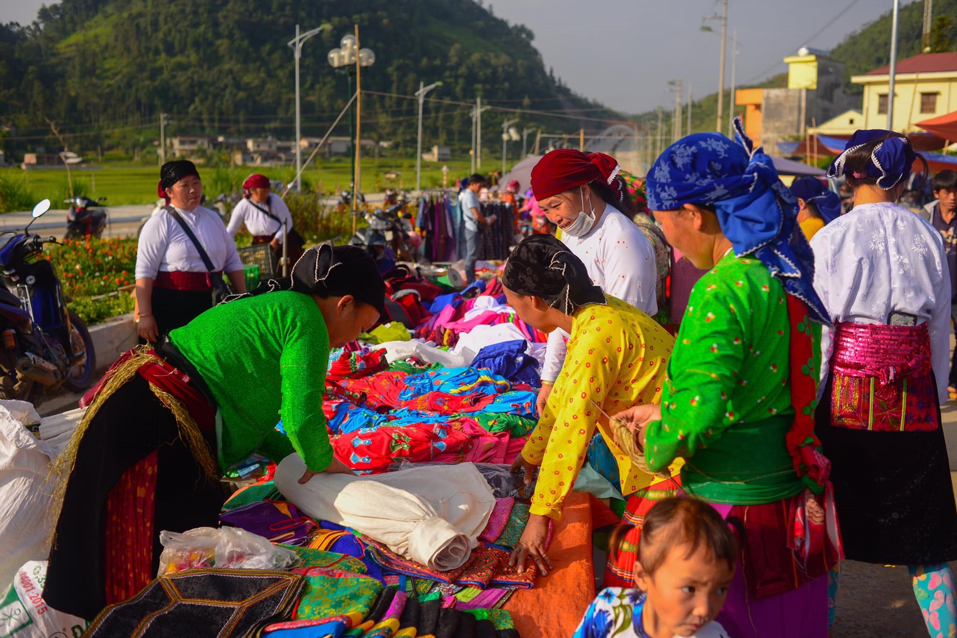 Các mặt hàng ở trong chợ phiên Lũng Cú rất đa dạng, từ trang phục dân tộc do người dân tự làm ra đến các loại đồ gia dụng, thực phẩm, các sản vật địa phương, động vật...