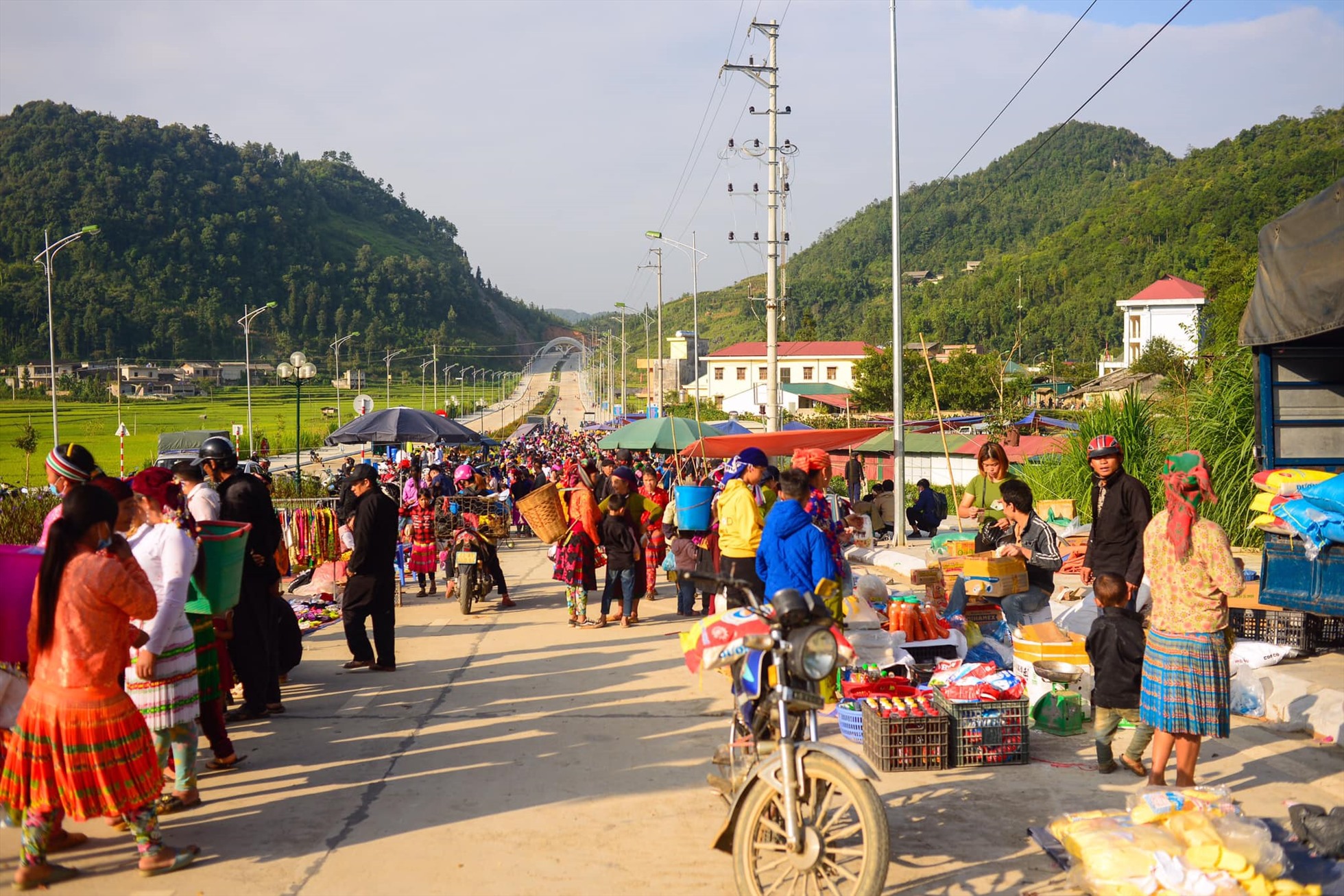 Vào ngày chợ phiên, từ tờ mờ sáng, người dân từ các xã khác trong vùng đã nô nức đổ về chợ.