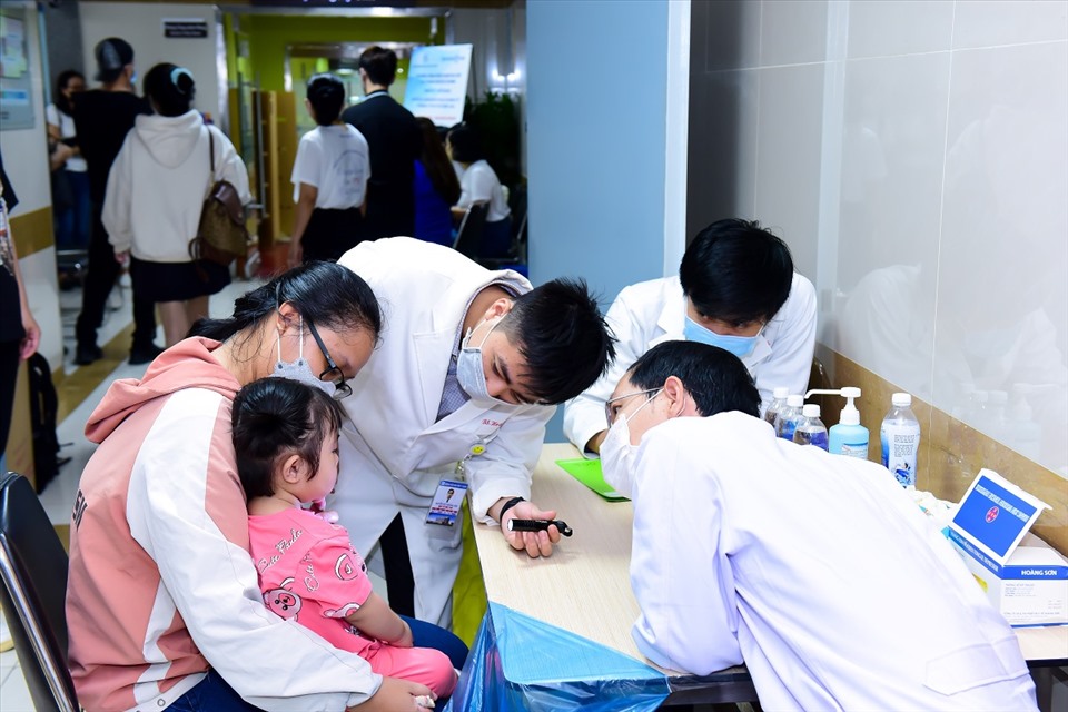 Các bé dị tật hở môi, hàm ếch thăm khám tại Bệnh viện ĐH Y Dược TP.HCM. Toàn bộ quy trình phẫu thuật được thực hiện theo tiêu chuẩn của Operation Smile quốc tế.
