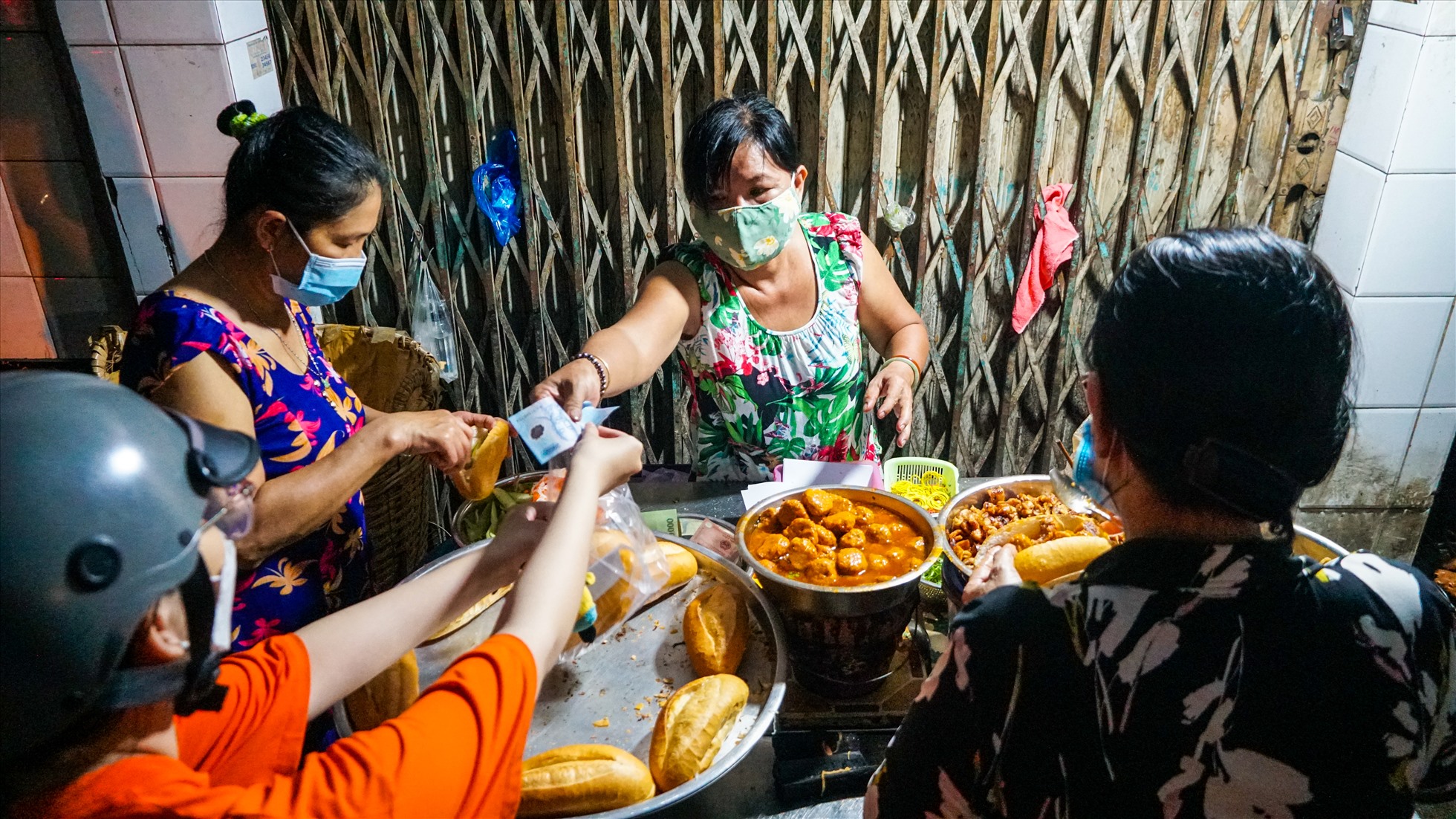 Suốt gần 30 năm nay, đêm nào bà Ánh cũng bán trên dưới 400 ổ bánh mì. Dù phải xếp hàng nhưng những thực khách nơi đây đều sẵn sàng đợi tới lượt để được thưởng thức bánh mì trứ danh này. Bánh mì “âm phủ” nơi đây đã góp phần tô sắc thêm cho văn hoá ẩm thực ban đêm của mảnh đất Tây Đô.