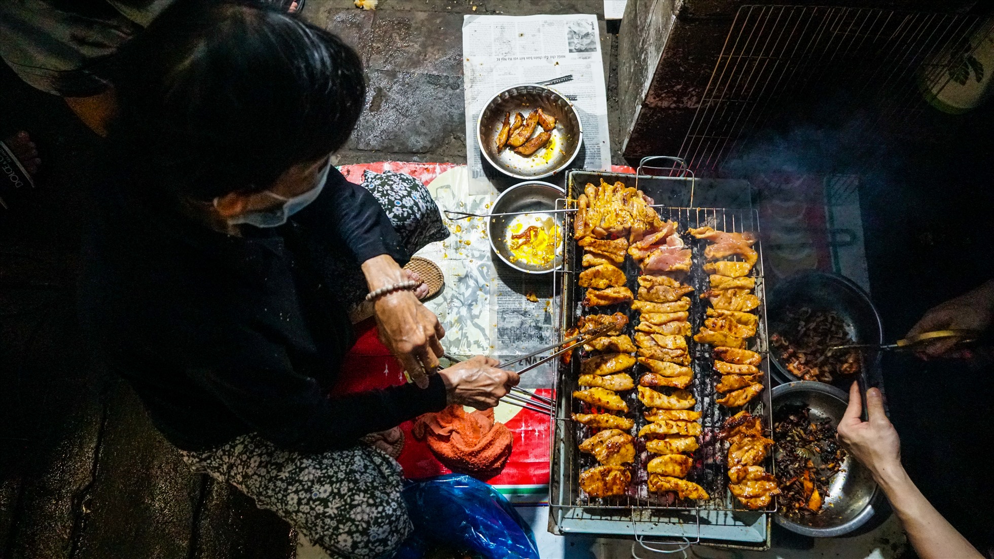 Ngoài bà Ánh ra thì còn có 4 người hỗ trợ làm tiếp mỗi đêm, gồm 1 người con trai của bà cùng với 3 cô hàng xóm. Người thì nướng thịt, người cắt bánh, người làm nhân,… Những đôi tay thoăn thoắt và khéo léo làm liên tục không ngừng nghỉ mà đôi lúc còn không kịp bán.