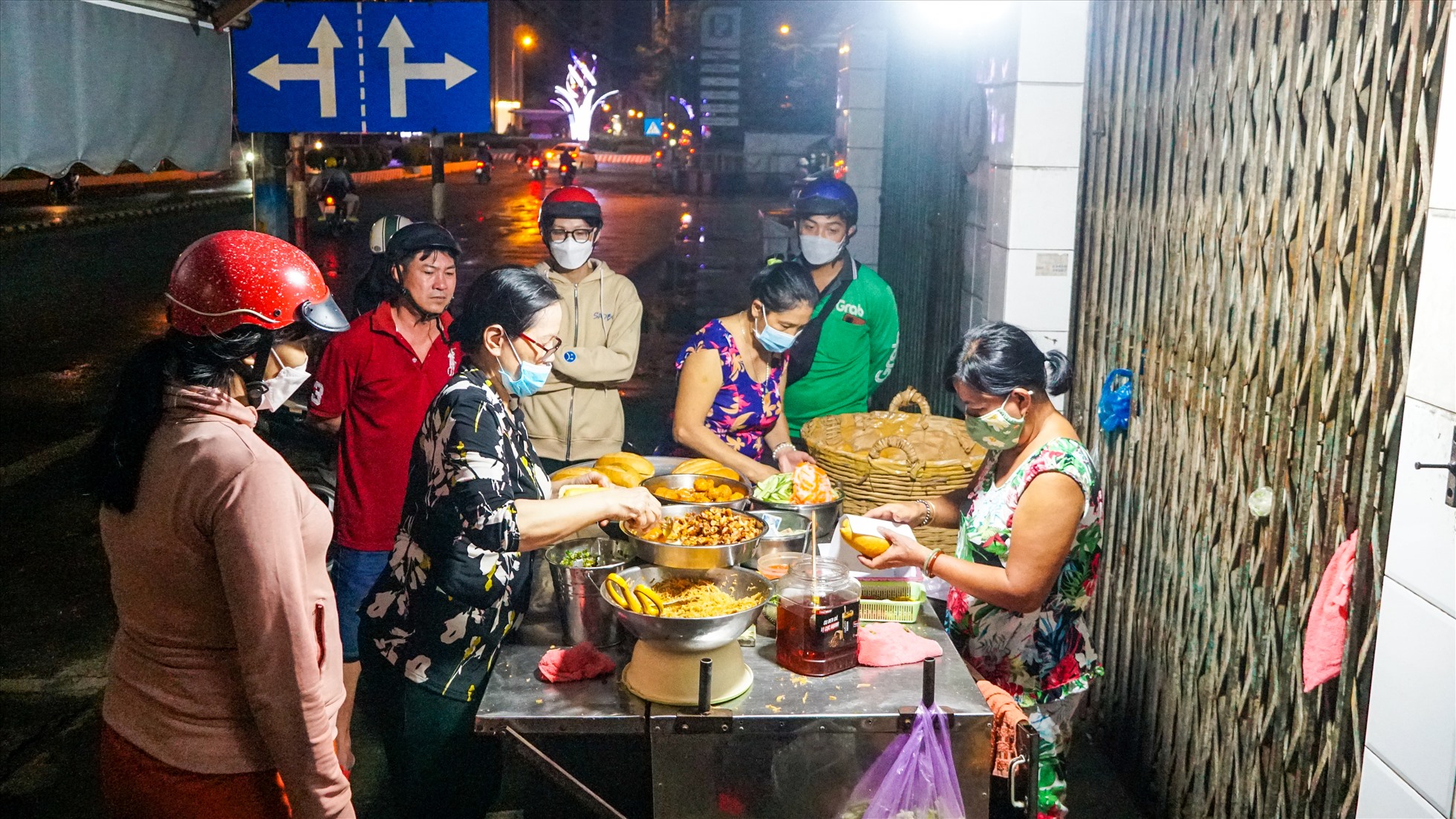 Bà Phạm Ngọc Ánh (chủ xe bánh mì) cho biết, bà đã bán bánh mì ban đêm từ năm 1993 đến nay. Lúc trước bà bán từ 0h đến 3h sáng, sau lùi lại 23h đến 2h sáng,… rồi do thức đêm nhiều đuối sức nên hiện tại bà bán từ 21h30 đến khoảng 0h đêm mỗi ngày.