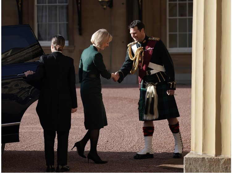Thủ tướng Liz Truss đến cung điện yết kiến Vua Charles III. Ảnh chụp màn hình