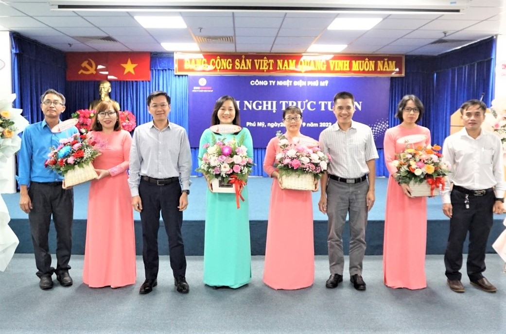 BCH Công đoàn Công ty Nhiệt điện Phú Mỹ trao tặng hoa các tổ nữ công của công ty. Ảnh: Công ty Nhiệt điện Phú Mỹ cung cấp.