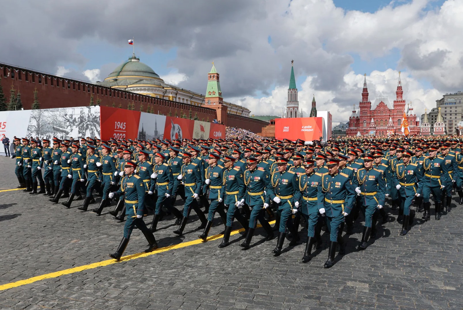 Các lực lượng vũ trang Nga duyệt binh trên Quảng trường Đỏ. Ảnh: AFP