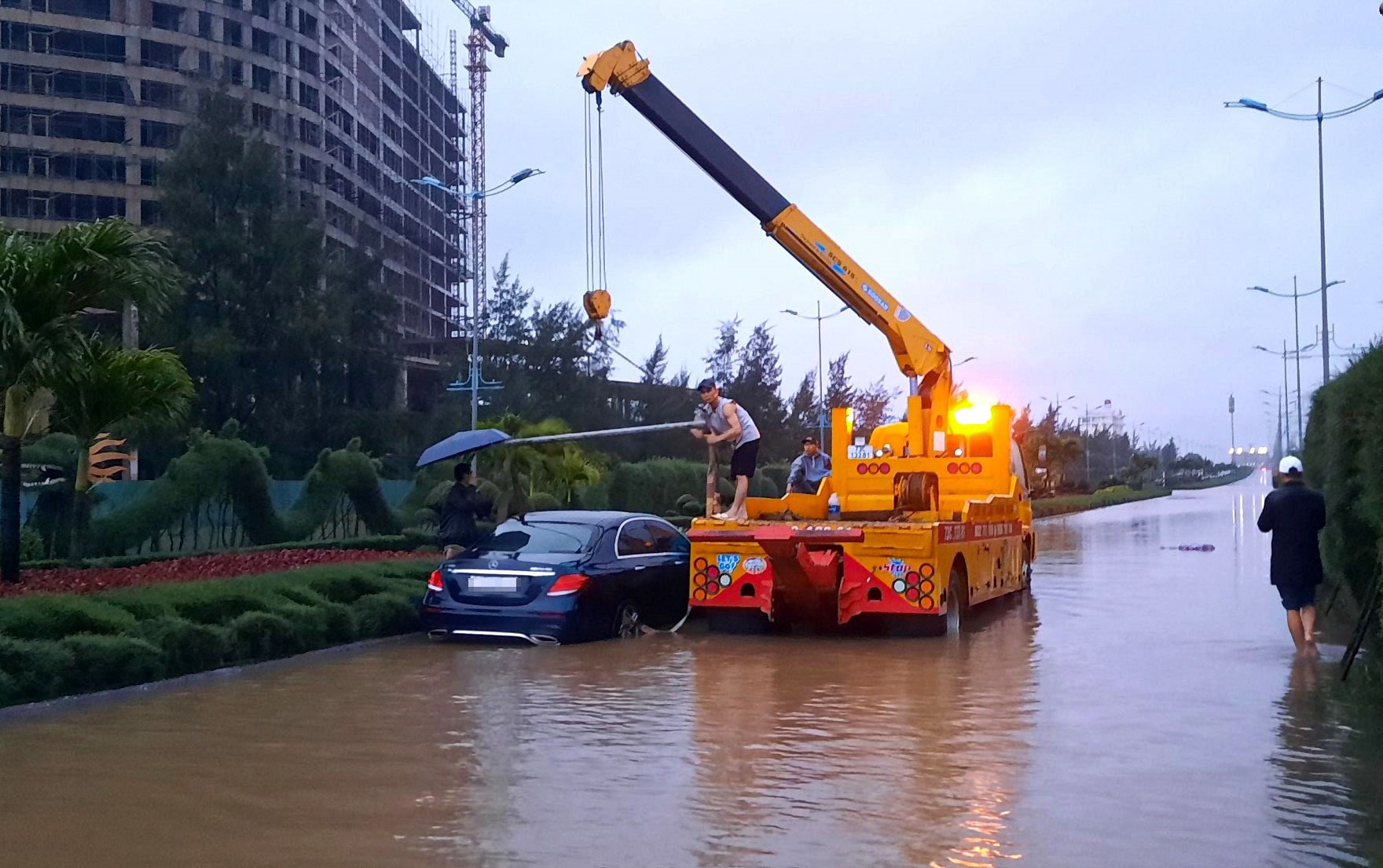 Nhiều xe ô tô chết máy, phải gọi cứu trợ đến đưa xe đi khỏi vùng ngập nước. Ảnh: Đức Tuấn