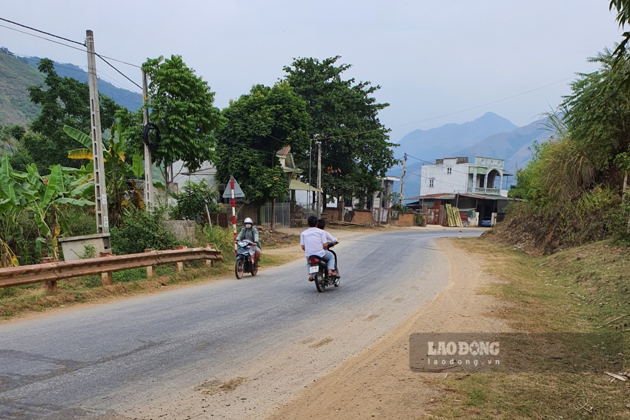 Nhiều học sinh ở huyện Mường La không chấp hành luật an toàn giao thông.