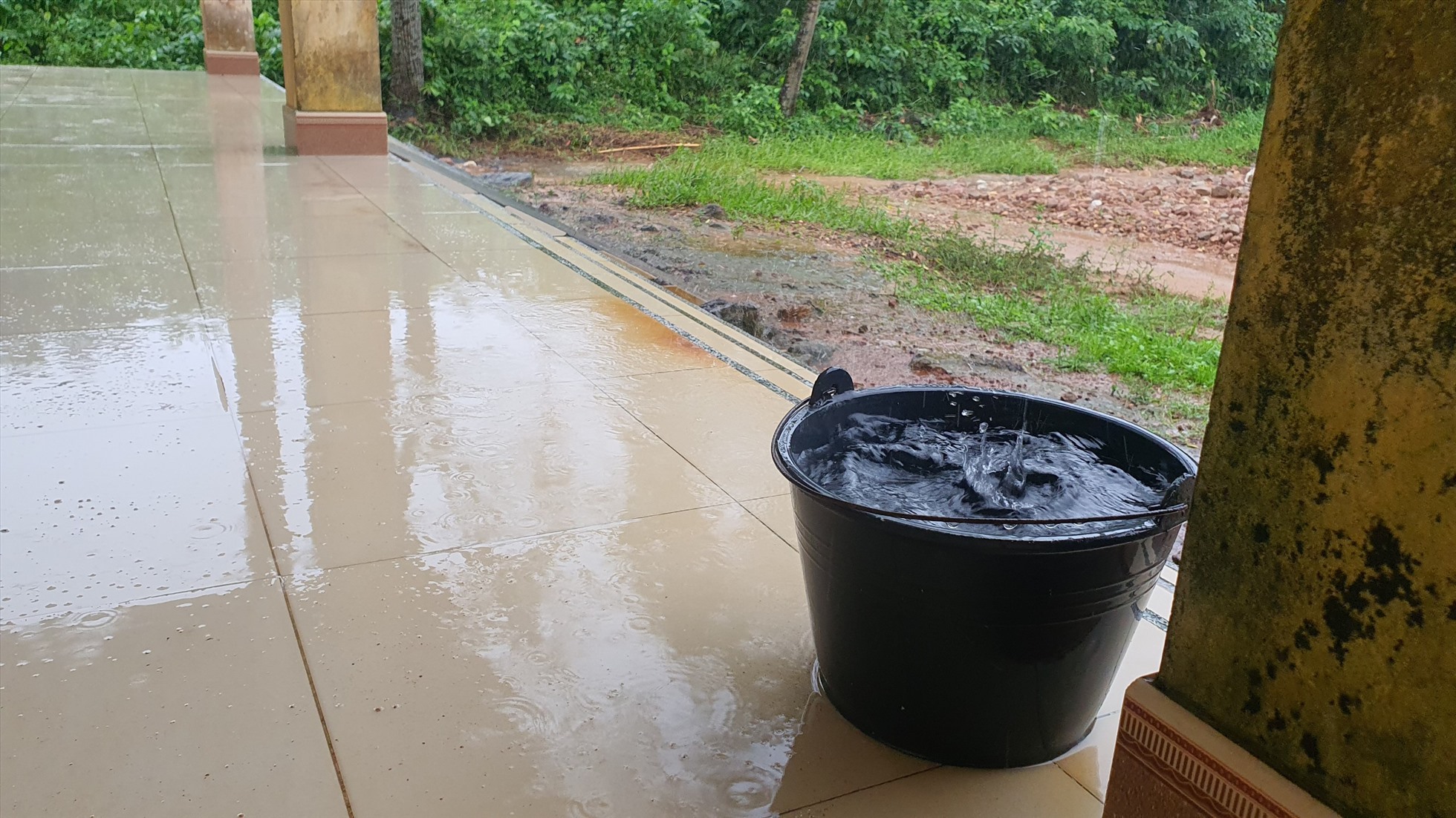 Thầy trò nơi đây dùng xô chậu để hứng nước mưa ngay phía mái trước phòng học.