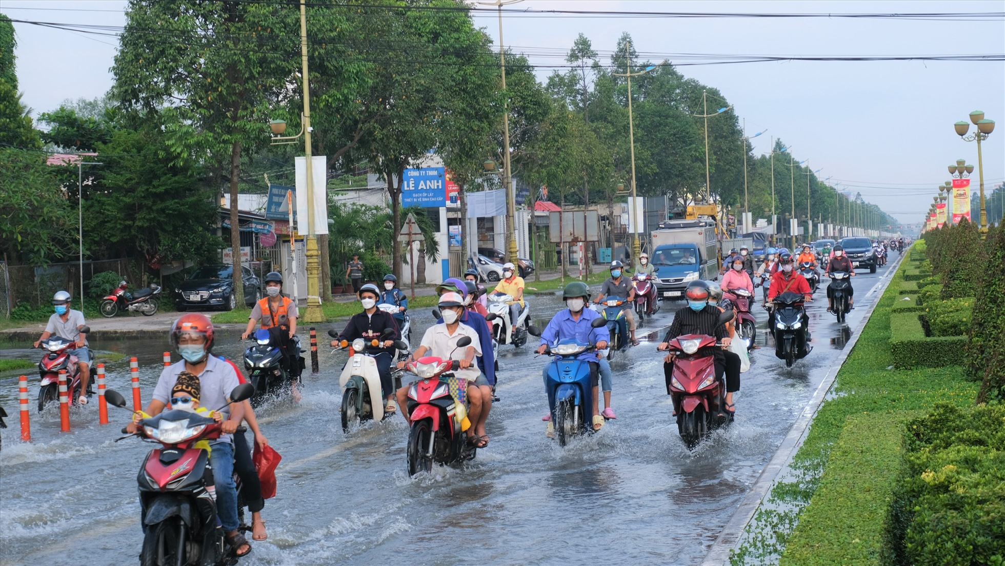 Ghi nhận của phóng viên Báo Lao Động, khoảng 7 giờ sáng, nhiều tuyến đường lớn tại trung tâm quận Ninh Kiều như Nguyễn Văn Cừ, Mậu Thân, Trần Văn Hoài,... bị ngập sâu