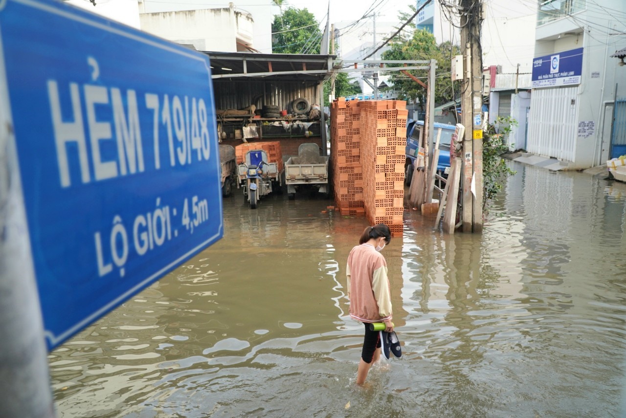 Sáng ngày 26.10, triều cường dâng cao khiến con hẻm 719 đường Huỳnh Tấn Phát (quận 7, TPHCM) bị ngập sâu, việc đi lại, sinh hoạt của người dân nơi đây gặp rất nhiều khó khăn.