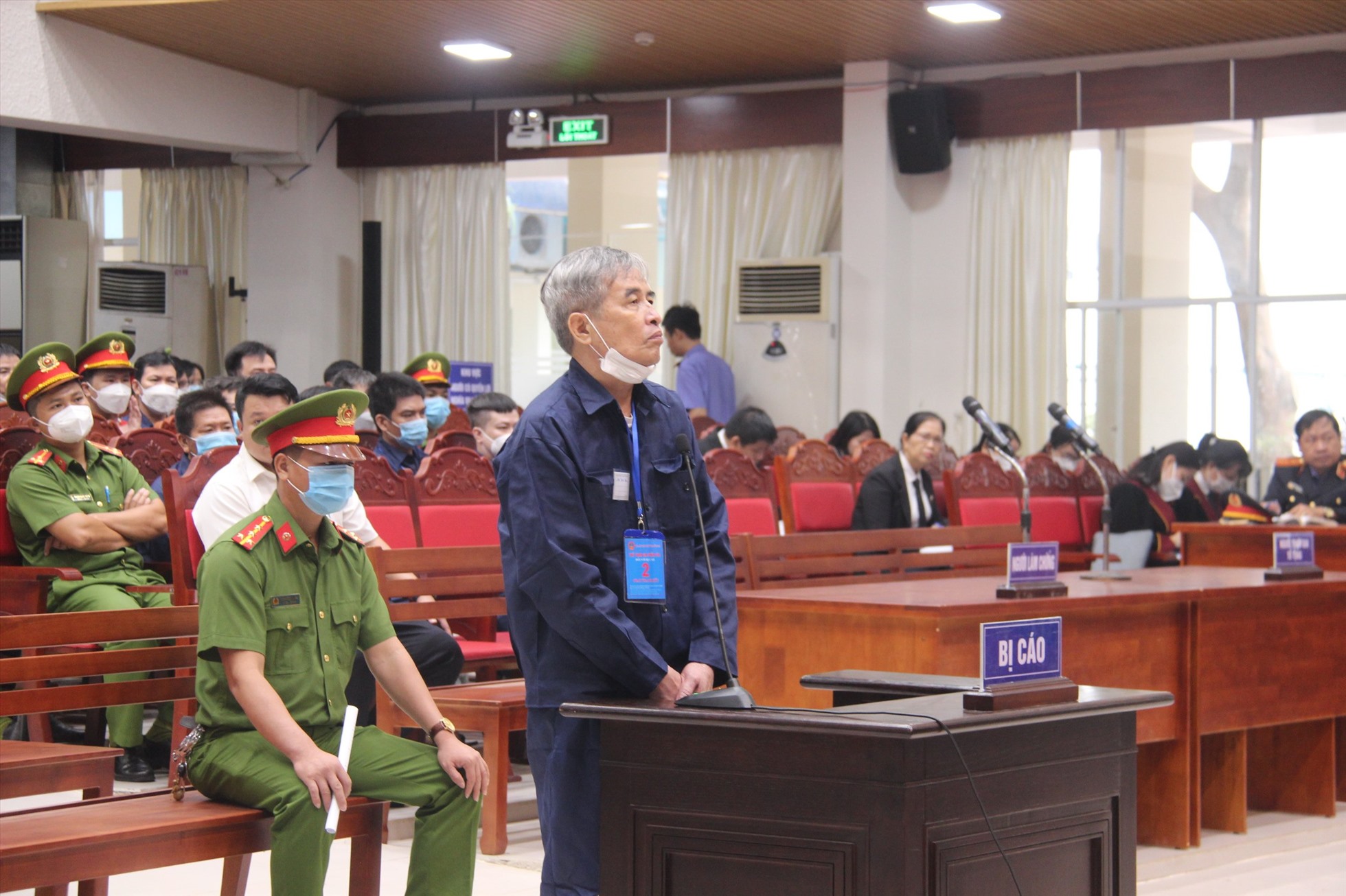 Bị cáo Phan Thanh Hữu xin được phép ngồi để nghe Viện KSND tỉnh Đồng Nai công bố bản cáo trạng vì lý do sức khoẻ. Ảnh: Chiến - Tú