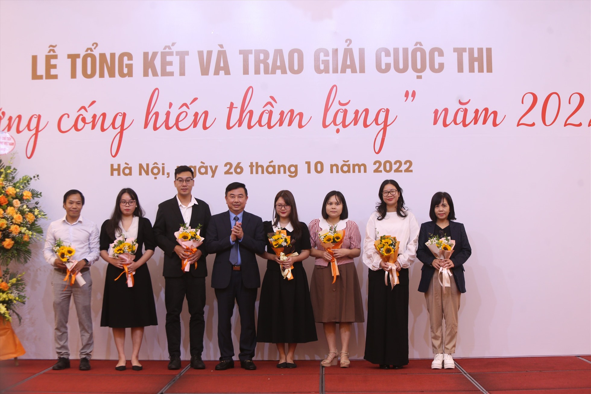 Ông Nguyễn Minh Đức - Tổng Biên tập báo Kinh tế và Đô thị tặng hoa các tác giả có tác phẩm lọt vào vòng chung khảo. Ảnh: Ngọc Tú.