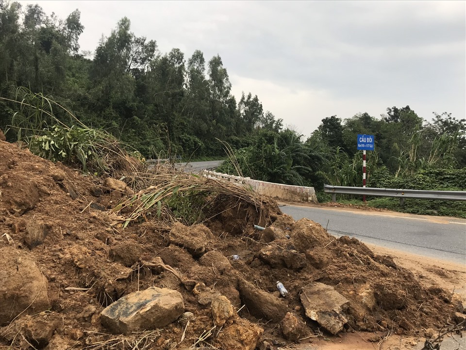 Theo ghi nhận của phóng viên, tại tuyến giao thông qua đèo Hải Vân (địa phận quận Liên Chiểu, TP Đà Nẵng) hàng tấn đất đá đổ tràn ra đường, gây nguy hiểm cho người đi đường.