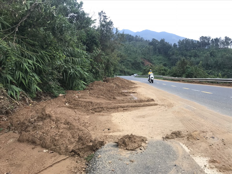 Sau 2 đợt mưa lớn, lớp đất đá bị sạt lở trôi theo đường quốc lộ vẫn còn y nguyên chưa được khắc phục, sửa chữa.