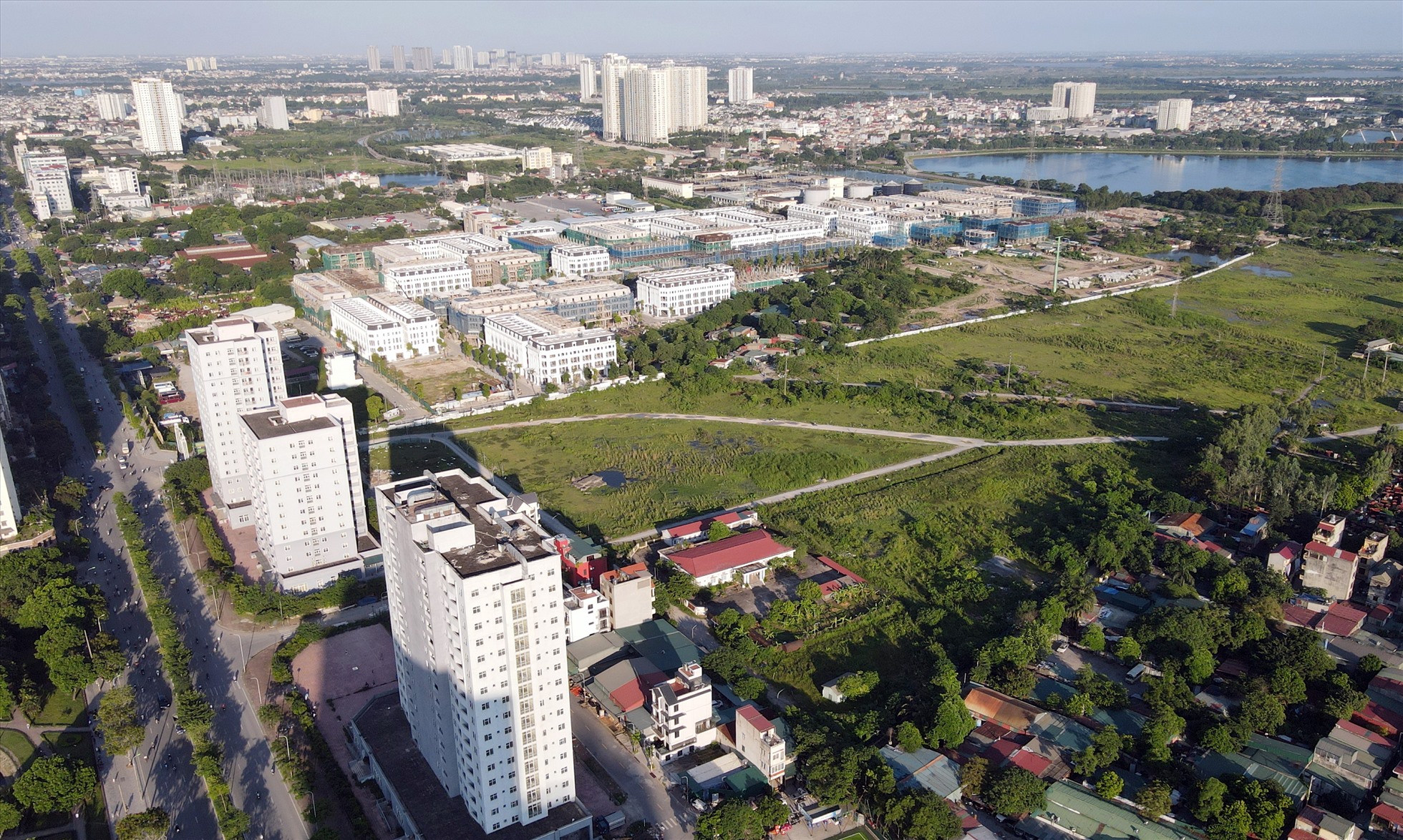 Một dự án bất động sản giáp ranh với dự án Khu đô thị mới Thịnh Liệt đang có giá bán dao động 150-250 triệu đồng/m2. Trong khi đó, những người dân ở dự án thuộc diện thu hồi phải sống tạm bợ.