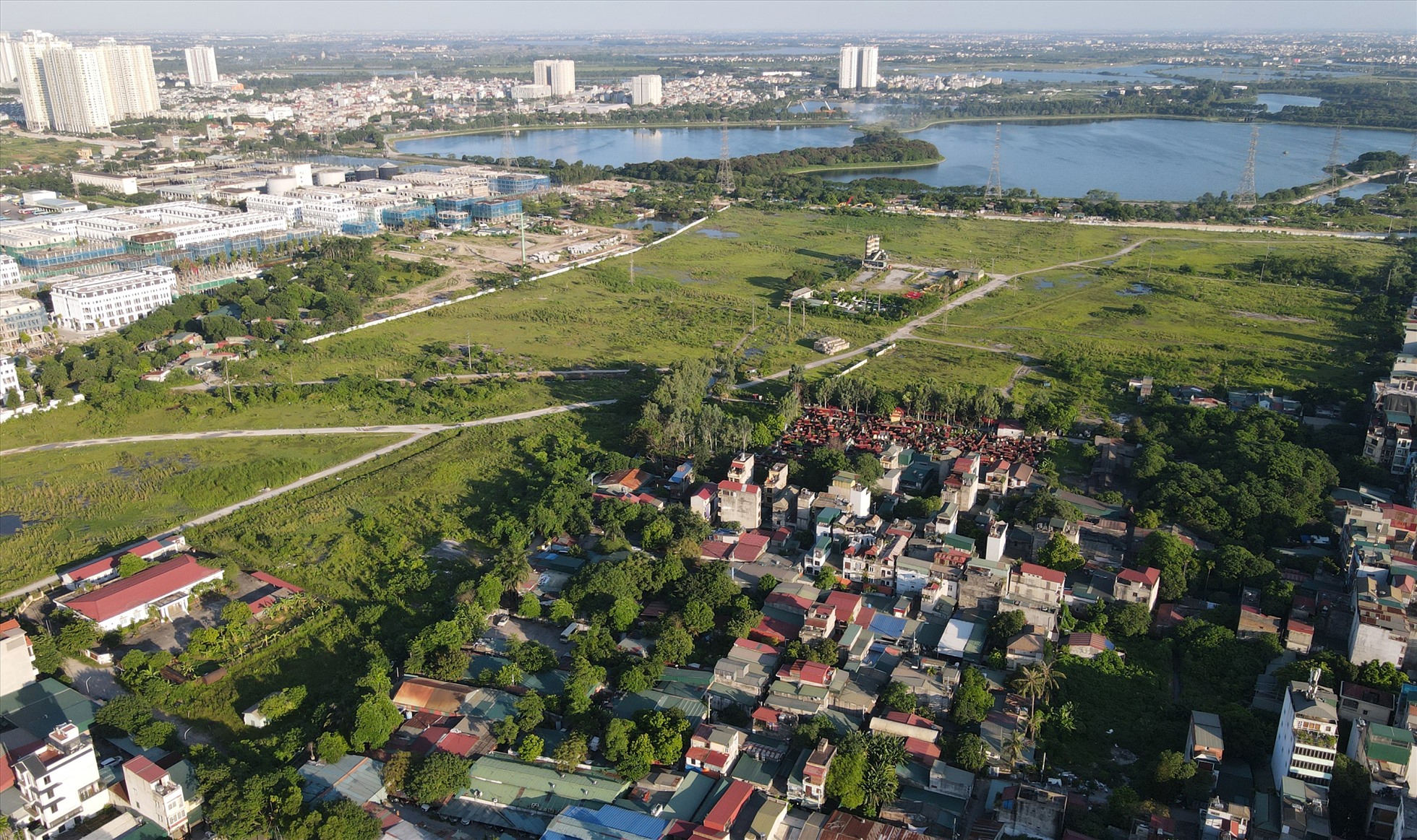 Toàn cảnh dự án Khu đô thị mới Thịnh Liệt (Hoàng Mai, Hà Nội) vẫn đang bỏ hoang, cỏ mọc um tùm, gây lãng phí tài nguyên đất.