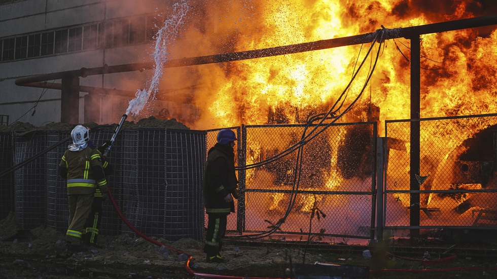 Dập lửa tại một địa điểm bị trúng pháo kích ở Ukraina. Ảnh: Dịch vụ khẩn cấp Ukraina