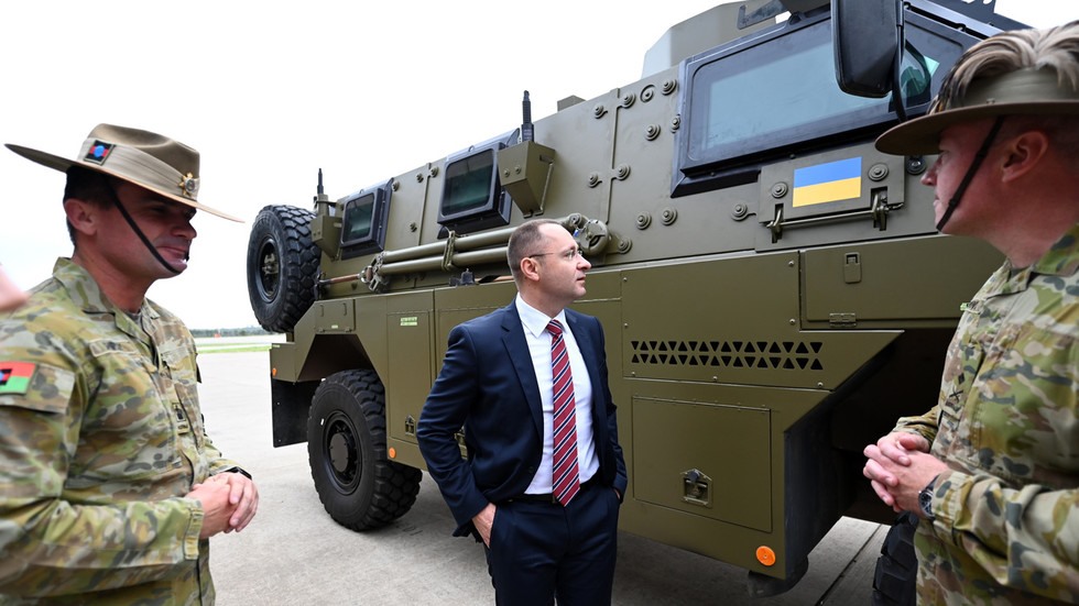Đại sứ Ukraina tại Australia kiểm tra xe bọc thép Bushmaster PMV của Australia. Ảnh: AFP