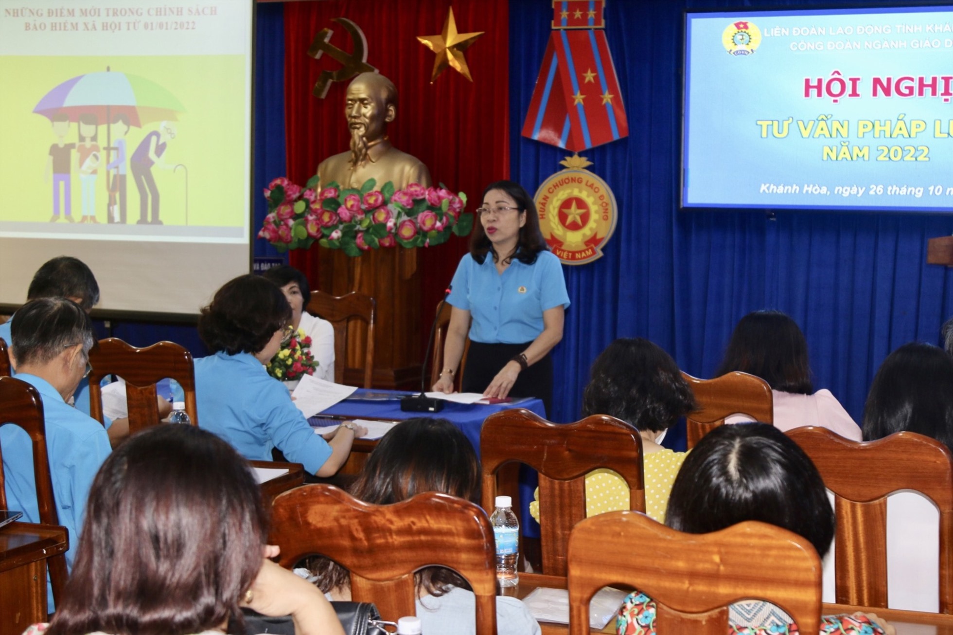 Lãnh đạo CĐ Ngành Giáo dục Khánh Hoà thông tin về chương trình tư vấn pháp luật cho CBNGNLDf