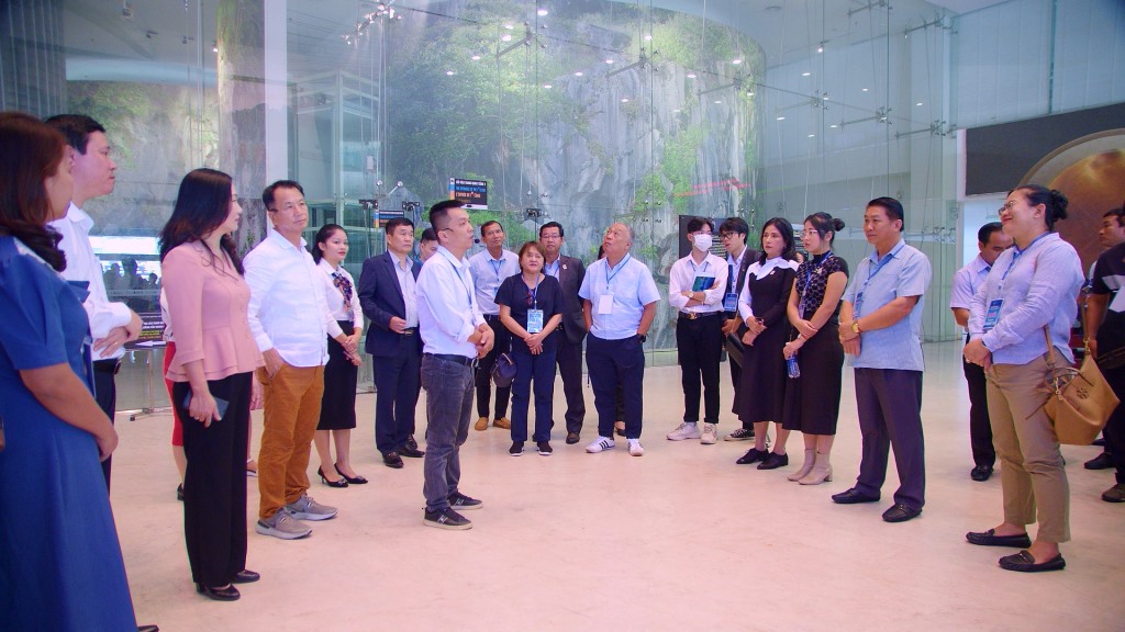 Đoàn đại biểu dự EATOF 17 tham quan Bảo tàng Quảng Ninh sáng 26.10. Ảnh: CTV