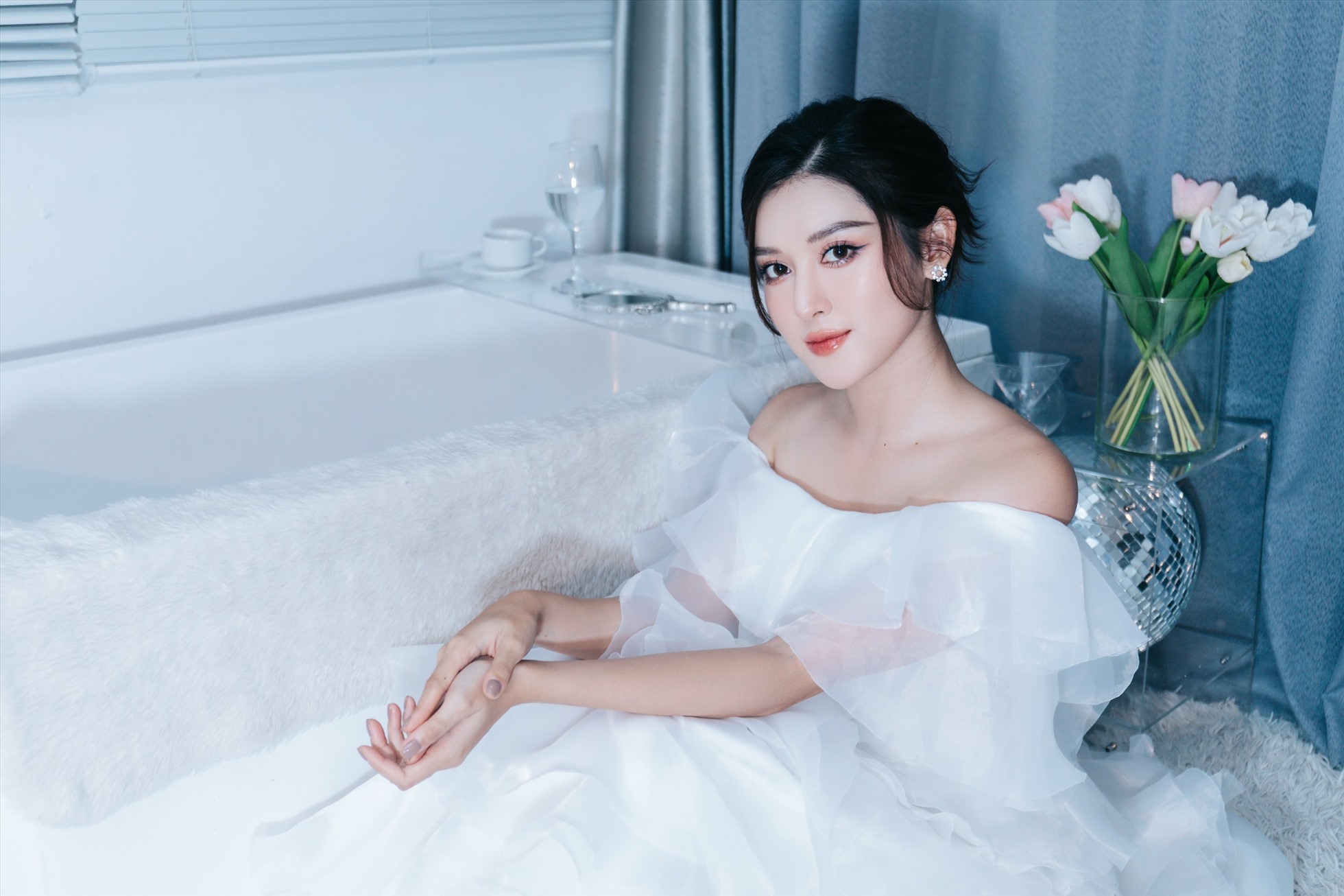 Người đẹp diện những chiếc đầm của NTK Lê Thanh Hòa, chọn lối trang điểm tông hồng ngọt ngào, kết hợp mái tóc gợn sóng bồng bềnh, giúp thêm phần cuốn hút.